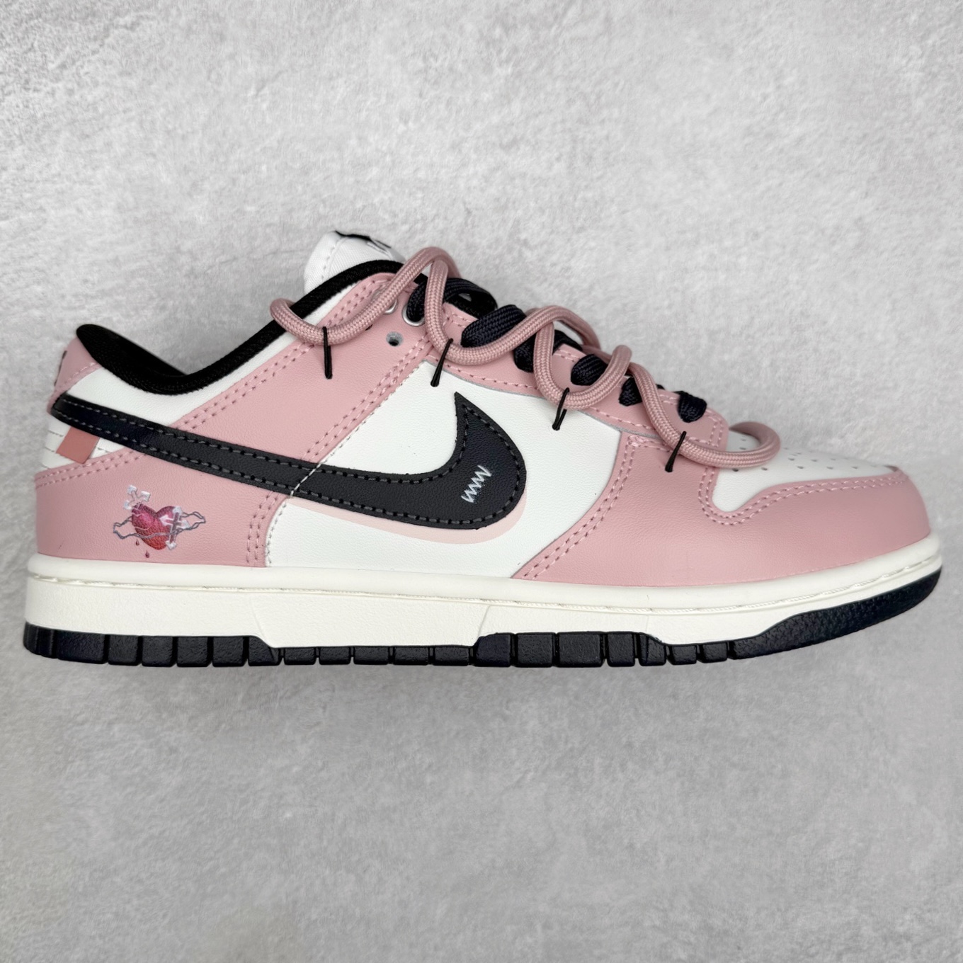 ＃YC纯原 NK Dunk Low 怦然心动 PB0510-055 此款以温柔的樱花粉为主调，经典的纯白中和甜度，勾勒清新轮廓，低调释放吸引法则。黑色Swoosh的酷感碰撞，演绎出可盐可甜的时髦美学。鞋身巧妙融入的心形印压，暗藏浪漫彩蛋，甜美中自带态度。愿这抹粉白黑的碰撞，陪你踏出每一次自信与甜蜜的步调。定制系列天花板 无原鞋不开发 全系列得物原鞋一比一校对开发 配色持续更新中 终端对接 优势输出 全套原厂楦头原纸板数据档案倾力打造 原汁原味莞产 极致还原 圈内最强针车工艺 高端零售指定版 广东原厂配套原盒原标 鞋盒分三个尺码段 原厂冲刀 超高清洁度 全鞋零毛边皮料切割 采用原厂百宏鞋带以及原厂百宏织唛舌标 内标可供原厂几率过验 进口原装条纹中底布 四线拉帮白色点胶 原厂拉帮手法遵循公司 原厂电绣 极致还原 尺码：36 36.5 37.5 38 38.5 39 40 40.5 41 42 42.5 43 44 44.5 45 46-选品中心