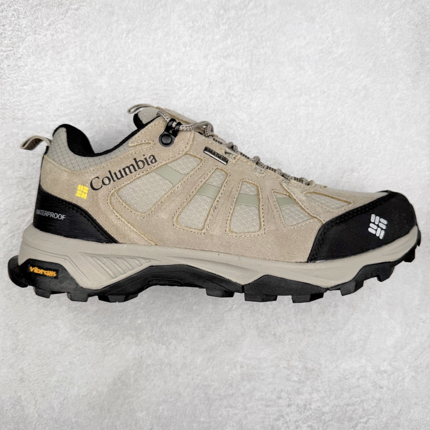 Columbia 哥伦比亚户外登山鞋休闲鞋户外越野徒步鞋广东大厂品质 面料采用进口磨砂牛皮 鞋底采用Vibram黄金大底 专门为鞋底设计的橡胶以出色的耐磨性，良好的防滑性，均匀的质地获得了众多品牌的认可Columbia成立于1938年，源自美国俄勒 州波特兰市，是有着80年悠久历史的国际户外品牌。作为户外科技的先驱者，哥伦比亚倡导“Tested Tough要玩就玩真的”品牌精神。实地测试文化作为其品牌基因，致力透过产品传递品牌精髓.Columbia执着于让消费者在户外得到专业的真实保护，可以更长时间地享受户外乐趣 尺码：40-45（运动码）-选品中心