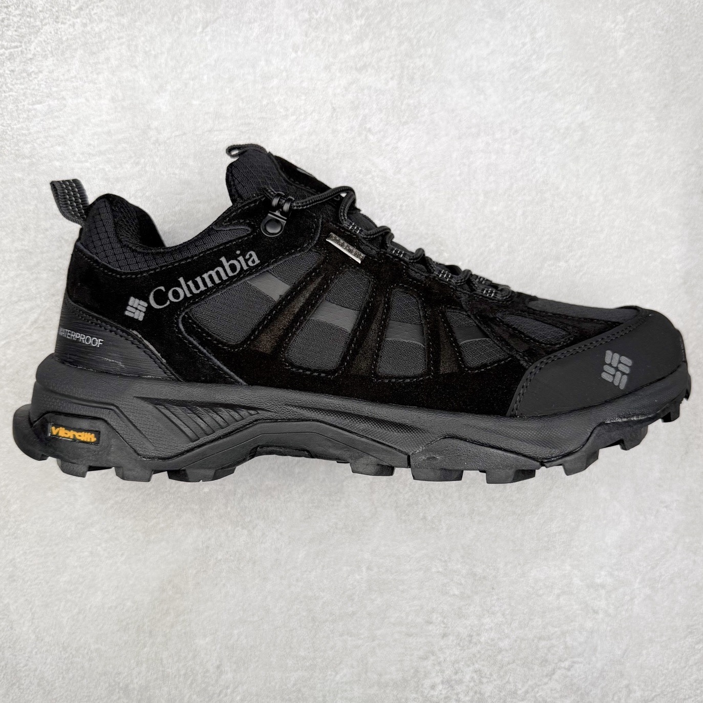 Columbia 哥伦比亚户外登山鞋休闲鞋户外越野徒步鞋广东大厂品质 面料采用进口磨砂牛皮 鞋底采用Vibram黄金大底 专门为鞋底设计的橡胶以出色的耐磨性，良好的防滑性，均匀的质地获得了众多品牌的认可Columbia成立于1938年，源自美国俄勒 州波特兰市，是有着80年悠久历史的国际户外品牌。作为户外科技的先驱者，哥伦比亚倡导“Tested Tough要玩就玩真的”品牌精神。实地测试文化作为其品牌基因，致力透过产品传递品牌精髓.Columbia执着于让消费者在户外得到专业的真实保护，可以更长时间地享受户外乐趣 尺码：40-45（运动码）-选品中心