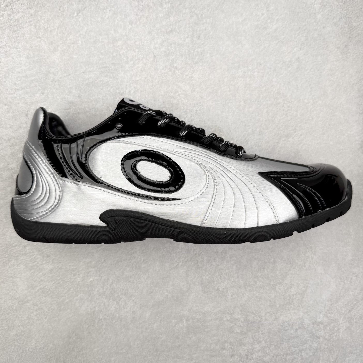 OLD ORDER Turbo-Lite芭蕾复古百搭德训鞋日常 防滑透气 低帮 生活休闲鞋 男女同款 OLD ORDER成立于2019年，其品牌含义为“|日秩序”——源于我们对现在过于整齐有序的环境秩序，每个人都循规蹈矩地活着产生的一种自我反省。品牌缩写为OO，即 ∞，意味着思想，格局，眼界的无穷大，足以让我们跳出现有的条条框框，将过于整齐有序的上世纪文化与未来趋势重组，让日时秩序下的自由在衣物上得以体现。而绝妙的改制手法，更是强调着我们对“抛开社会所加给人的包裹，还原本真自我”的美好追求，朋克运动和嬉皮士精神也在这个探索的过程中，与成衣设计融合为一体。实拍调校N版已经零色差零失真 百分百还原实物色彩所见即所得 不存在货不对板色差等低级问题 选购参考实物拍摄 不混卖不参货 只用心做好货严格选品 承诺混一赔十 尺码：36 36.5 37.5 38 38.5 39 40 40.5 41 42 42.5 43 44 44.5 45-选品中心