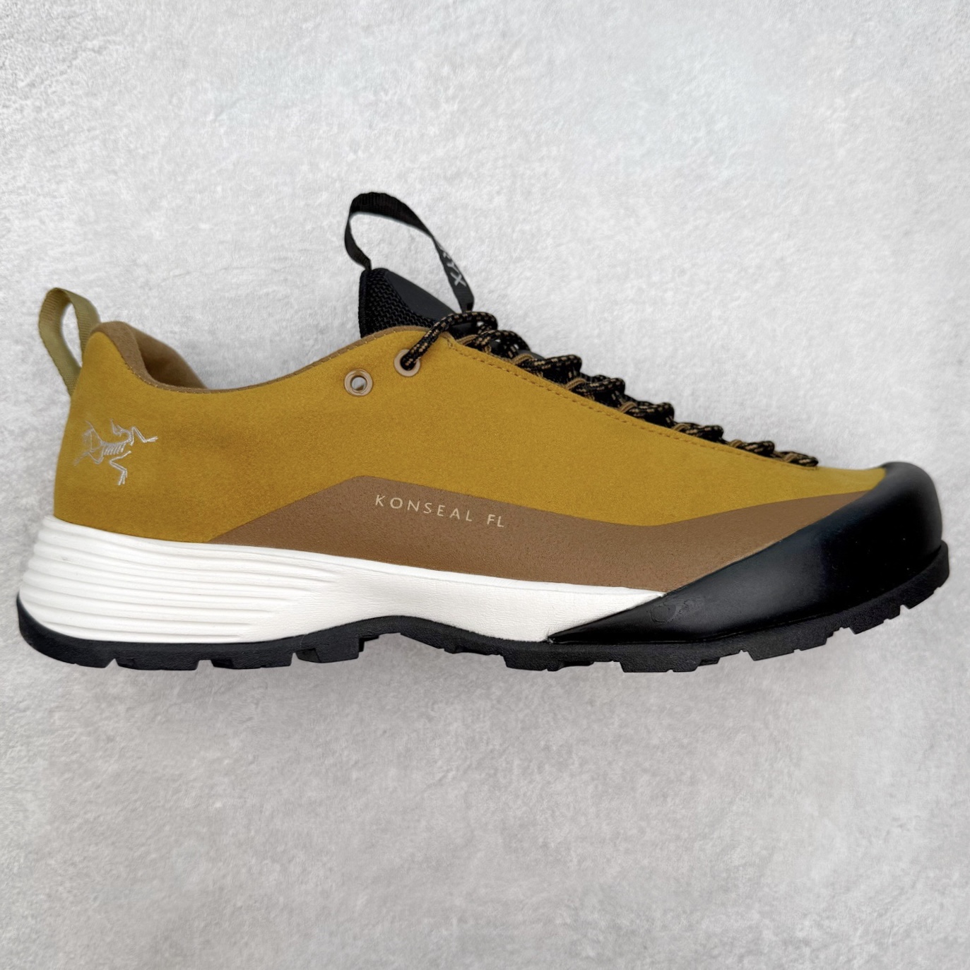 ＃HP Arcteryx Konseal FL 2 Gore-Tex 始祖鸟户外防水透气低帮徒步登山鞋 Arcteryx中文名始祖鸟 加拿大户外服饰品牌 1989年创立于加拿大温哥华 始祖鸟来自加拿大海岸山脉 植根高山的专业户外品牌 始终秉承对精湛设计和工艺孜孜以求的准则 从1989年创立至今 Arcteryx始终不断在产品设计与做工上不惜工本 以满足始祖鸟的标准 品质、设计以及精简的理念造就了其良好的性能 并能满足严苛环境下的使用需求 尺码：39 40 41 42 43 44 45-选品中心