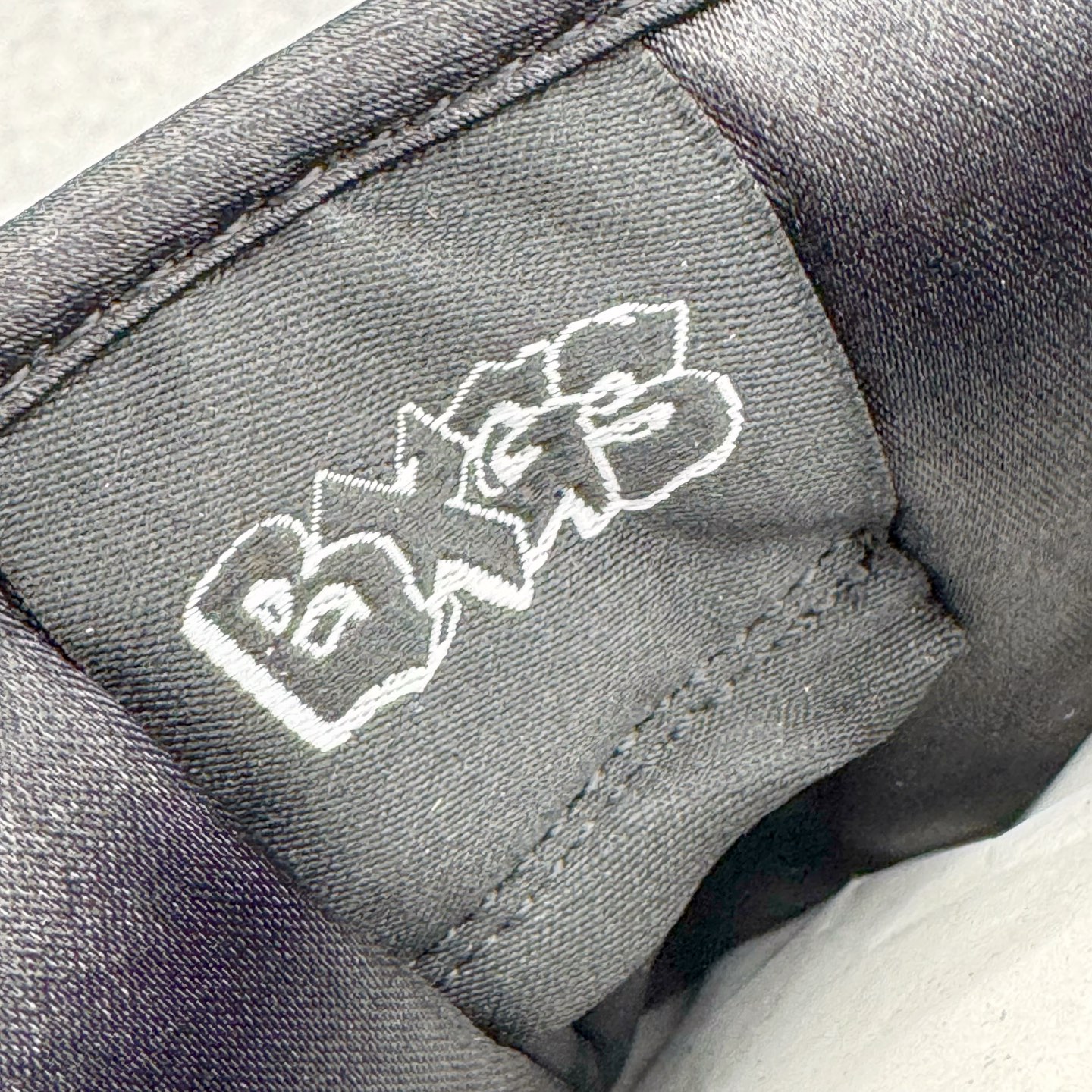 图片[16]-＃S2纯原 Bronx Girls Skate x NK Dunk SB Low Pro QS 经典舒适耐磨低帮板鞋 男女同款 黑色 魔鬼鱼鸳鸯 HV1664-001 独家原厂航空铝磨具打磨大底 鞋头坡度极致还原 原盒原配 圈内天花板工艺 原厂冲刀 超高清洁度 全鞋零毛边皮料切割 全套原楦原模倾力打造完美版型 采用原厂百宏鞋带以及原厂百宏织唛舌标 内标可供原厂几率过验 原厂中底布黄色点胶 原厂中底布拉帮走线遵循公司‼️尺码：36 36.5 37.5 38 38.5 39 40 40.5 41 42 42.5 43 44 44.5 45 46 47.5-选品中心