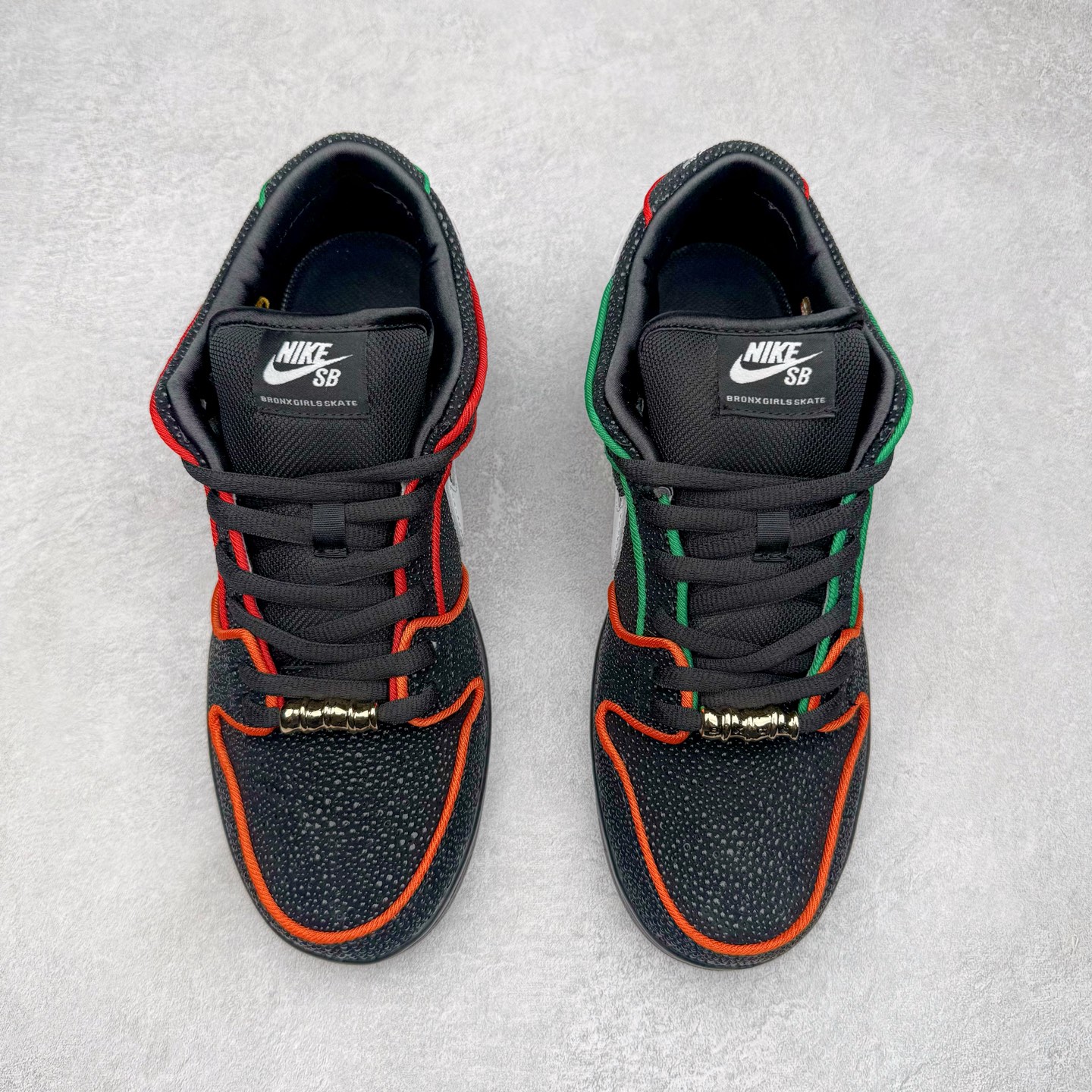 图片[2]-＃S2纯原 Bronx Girls Skate x NK Dunk SB Low Pro QS 经典舒适耐磨低帮板鞋 男女同款 黑色 魔鬼鱼鸳鸯 HV1664-001 独家原厂航空铝磨具打磨大底 鞋头坡度极致还原 原盒原配 圈内天花板工艺 原厂冲刀 超高清洁度 全鞋零毛边皮料切割 全套原楦原模倾力打造完美版型 采用原厂百宏鞋带以及原厂百宏织唛舌标 内标可供原厂几率过验 原厂中底布黄色点胶 原厂中底布拉帮走线遵循公司‼️尺码：36 36.5 37.5 38 38.5 39 40 40.5 41 42 42.5 43 44 44.5 45 46 47.5-选品中心