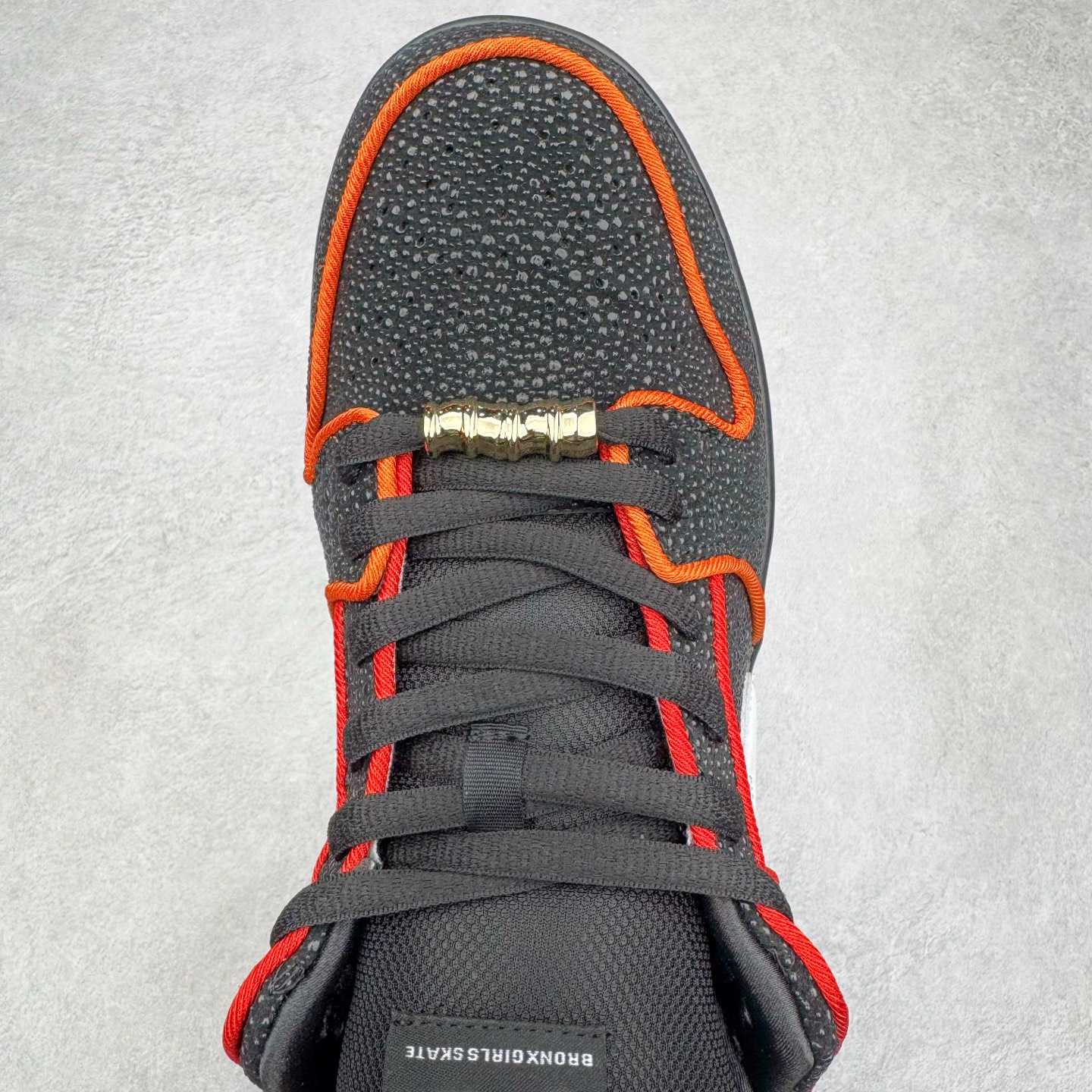 图片[4]-＃S2纯原 Bronx Girls Skate x NK Dunk SB Low Pro QS 经典舒适耐磨低帮板鞋 男女同款 黑色 魔鬼鱼鸳鸯 HV1664-001 独家原厂航空铝磨具打磨大底 鞋头坡度极致还原 原盒原配 圈内天花板工艺 原厂冲刀 超高清洁度 全鞋零毛边皮料切割 全套原楦原模倾力打造完美版型 采用原厂百宏鞋带以及原厂百宏织唛舌标 内标可供原厂几率过验 原厂中底布黄色点胶 原厂中底布拉帮走线遵循公司‼️尺码：36 36.5 37.5 38 38.5 39 40 40.5 41 42 42.5 43 44 44.5 45 46 47.5-选品中心