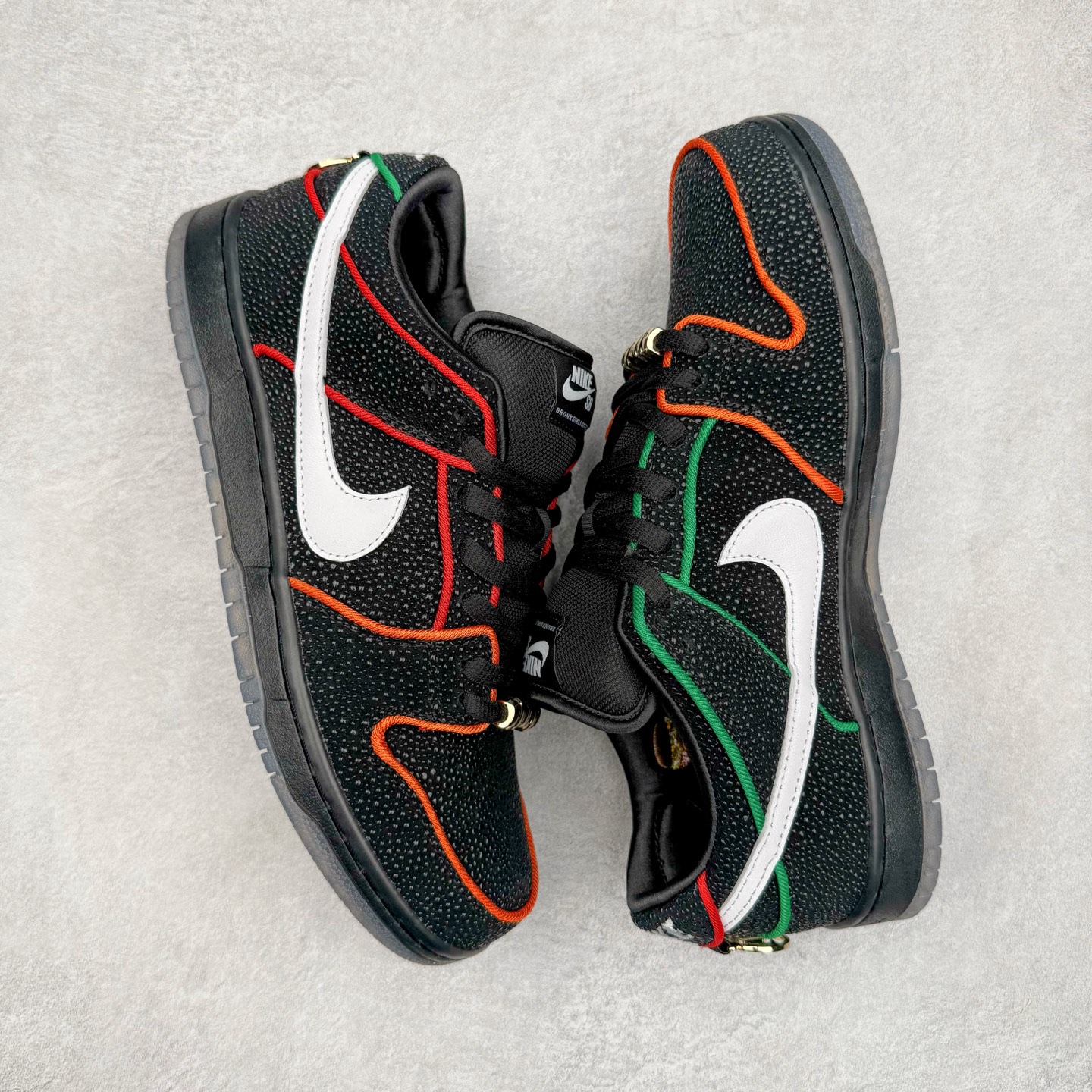 图片[3]-＃S2纯原 Bronx Girls Skate x NK Dunk SB Low Pro QS 经典舒适耐磨低帮板鞋 男女同款 黑色 魔鬼鱼鸳鸯 HV1664-001 独家原厂航空铝磨具打磨大底 鞋头坡度极致还原 原盒原配 圈内天花板工艺 原厂冲刀 超高清洁度 全鞋零毛边皮料切割 全套原楦原模倾力打造完美版型 采用原厂百宏鞋带以及原厂百宏织唛舌标 内标可供原厂几率过验 原厂中底布黄色点胶 原厂中底布拉帮走线遵循公司‼️尺码：36 36.5 37.5 38 38.5 39 40 40.5 41 42 42.5 43 44 44.5 45 46 47.5-选品中心