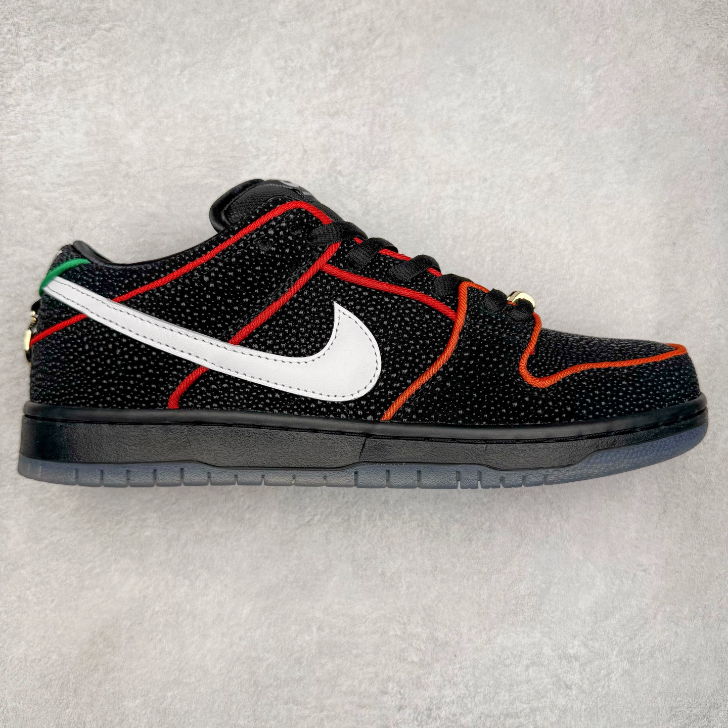 ＃S2纯原 Bronx Girls Skate x NK Dunk SB Low Pro QS 经典舒适耐磨低帮板鞋 男女同款 黑色 魔鬼鱼鸳鸯 HV1664-001 独家原厂航空铝磨具打磨大底 鞋头坡度极致还原 原盒原配 圈内天花板工艺 原厂冲刀 超高清洁度 全鞋零毛边皮料切割 全套原楦原模倾力打造完美版型 采用原厂百宏鞋带以及原厂百宏织唛舌标 内标可供原厂几率过验 原厂中底布黄色点胶 原厂中底布拉帮走线遵循公司‼️尺码：36 36.5 37.5 38 38.5 39 40 40.5 41 42 42.5 43 44 44.5 45 46 47.5-选品中心