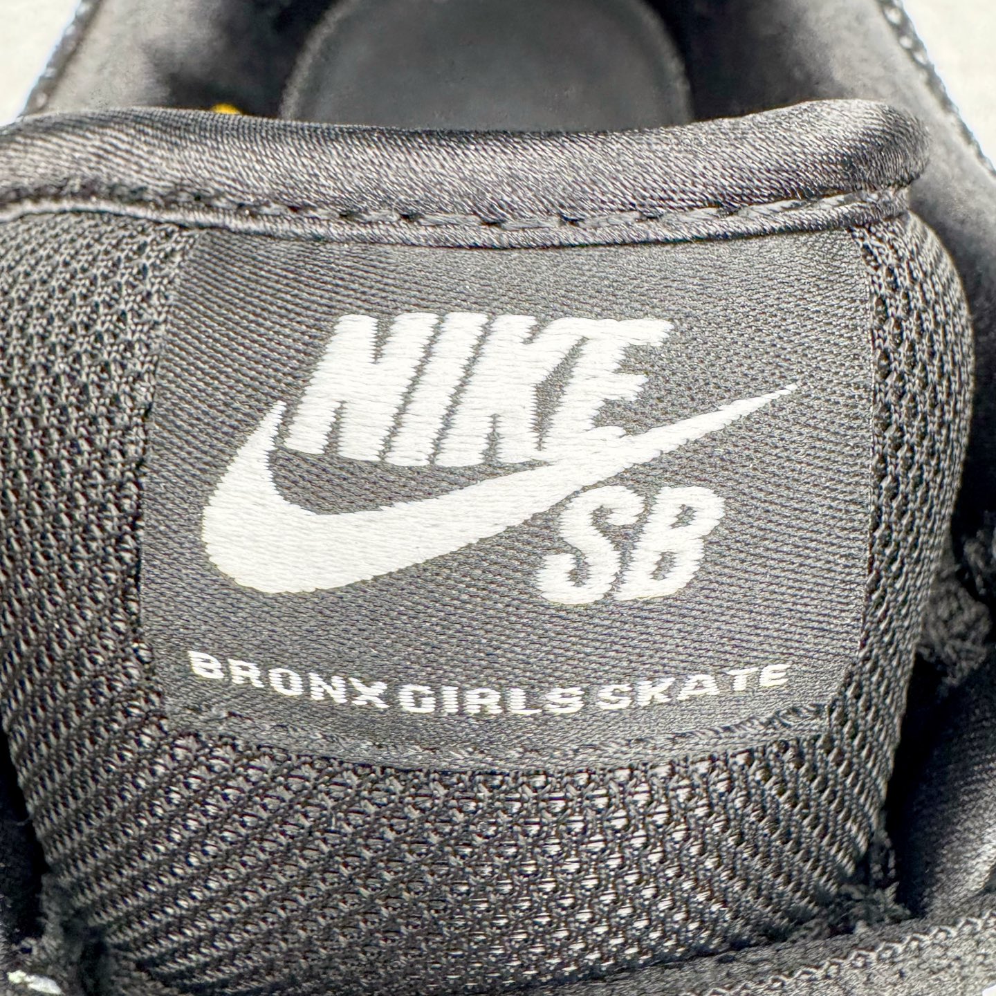 图片[17]-＃S2纯原 Bronx Girls Skate x NK Dunk SB Low Pro QS 经典舒适耐磨低帮板鞋 男女同款 黑色 魔鬼鱼鸳鸯 HV1664-001 独家原厂航空铝磨具打磨大底 鞋头坡度极致还原 原盒原配 圈内天花板工艺 原厂冲刀 超高清洁度 全鞋零毛边皮料切割 全套原楦原模倾力打造完美版型 采用原厂百宏鞋带以及原厂百宏织唛舌标 内标可供原厂几率过验 原厂中底布黄色点胶 原厂中底布拉帮走线遵循公司‼️尺码：36 36.5 37.5 38 38.5 39 40 40.5 41 42 42.5 43 44 44.5 45 46 47.5-选品中心