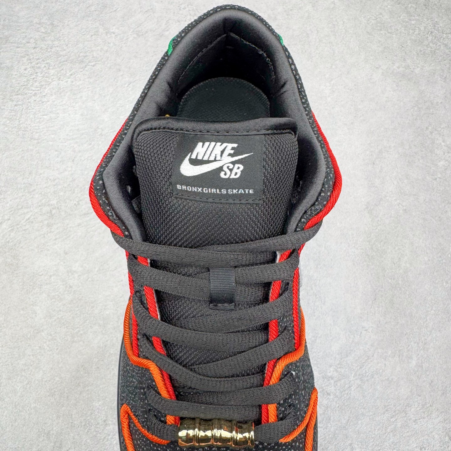 图片[5]-＃S2纯原 Bronx Girls Skate x NK Dunk SB Low Pro QS 经典舒适耐磨低帮板鞋 男女同款 黑色 魔鬼鱼鸳鸯 HV1664-001 独家原厂航空铝磨具打磨大底 鞋头坡度极致还原 原盒原配 圈内天花板工艺 原厂冲刀 超高清洁度 全鞋零毛边皮料切割 全套原楦原模倾力打造完美版型 采用原厂百宏鞋带以及原厂百宏织唛舌标 内标可供原厂几率过验 原厂中底布黄色点胶 原厂中底布拉帮走线遵循公司‼️尺码：36 36.5 37.5 38 38.5 39 40 40.5 41 42 42.5 43 44 44.5 45 46 47.5-选品中心