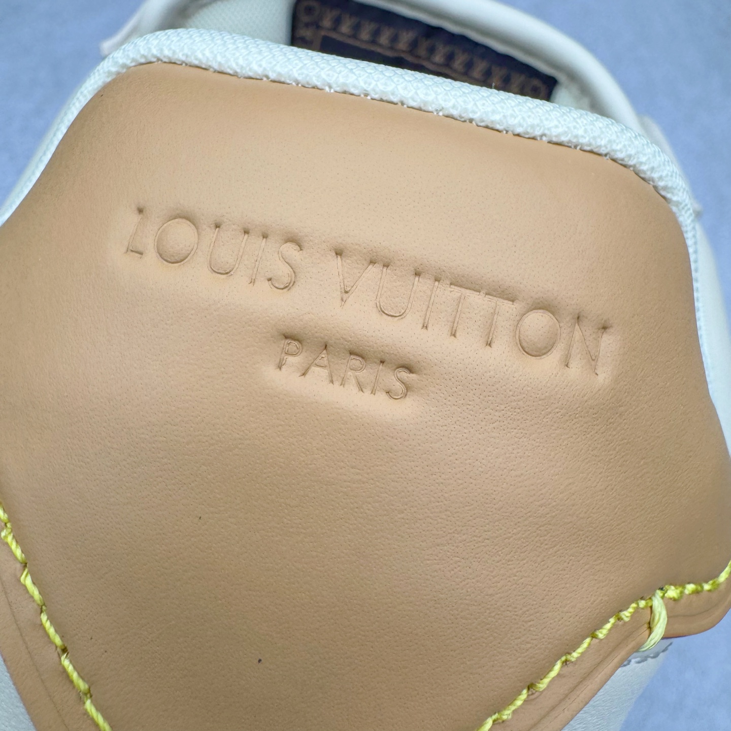 图片[14]-＃GD广顶 LOUIS VUITTON x Nigo lv联名款 Buttersoft 牛皮革羊皮革 FW25 图案压纹 圆头系带 低帮 生活休闲鞋 男女同款 白色 外贸零售特供批次 2023全新纸板数据 印花高频效果碾压市面 市售天花板产物 耗时半年巨作 全套原厂新版原纸板楦头开发 原厂特供皮料加持 市场所有版本中综合最强的货品 GD实力大厂出品 全网最全配色更新最快 最成熟的做工稳定的品控 完美鞋型超高的清洁度 零毛边线头瑕疵 全套原楦原纸版原鞋开模 全网最具灵魂的版型 正确原装黄色鞋盒 正确中底印花 鞋面印花3D高频深度立体 全鞋电脑针车 紧密相连 针距密度一致 环保乳胶注塑鞋垫 厚度脚感还原原版 皮面裁剪部位 统一油边封口工艺 原装橡胶大底含胶量大底组合零偏差 专柜全套包装 防尘袋 说明书 质保卡 男女鞋 尺码：35 36 37 38 39 40 41 42 43 44 45-选品中心