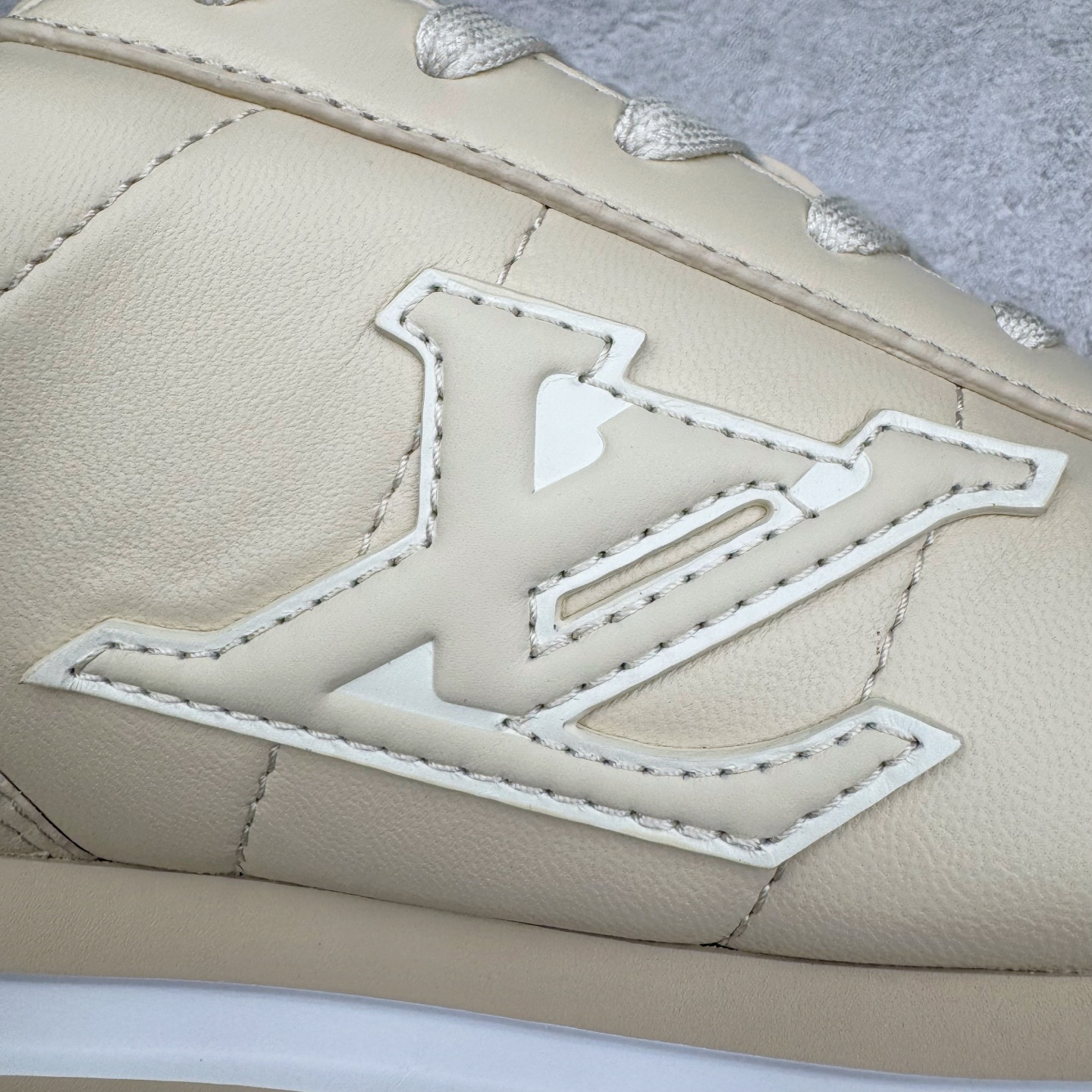 图片[15]-＃GD广顶 LOUIS VUITTON x Nigo lv联名款 Buttersoft 牛皮革羊皮革 FW25 图案压纹 圆头系带 低帮 生活休闲鞋 男女同款 白色 外贸零售特供批次 2023全新纸板数据 印花高频效果碾压市面 市售天花板产物 耗时半年巨作 全套原厂新版原纸板楦头开发 原厂特供皮料加持 市场所有版本中综合最强的货品 GD实力大厂出品 全网最全配色更新最快 最成熟的做工稳定的品控 完美鞋型超高的清洁度 零毛边线头瑕疵 全套原楦原纸版原鞋开模 全网最具灵魂的版型 正确原装黄色鞋盒 正确中底印花 鞋面印花3D高频深度立体 全鞋电脑针车 紧密相连 针距密度一致 环保乳胶注塑鞋垫 厚度脚感还原原版 皮面裁剪部位 统一油边封口工艺 原装橡胶大底含胶量大底组合零偏差 专柜全套包装 防尘袋 说明书 质保卡 男女鞋 尺码：35 36 37 38 39 40 41 42 43 44 45-选品中心