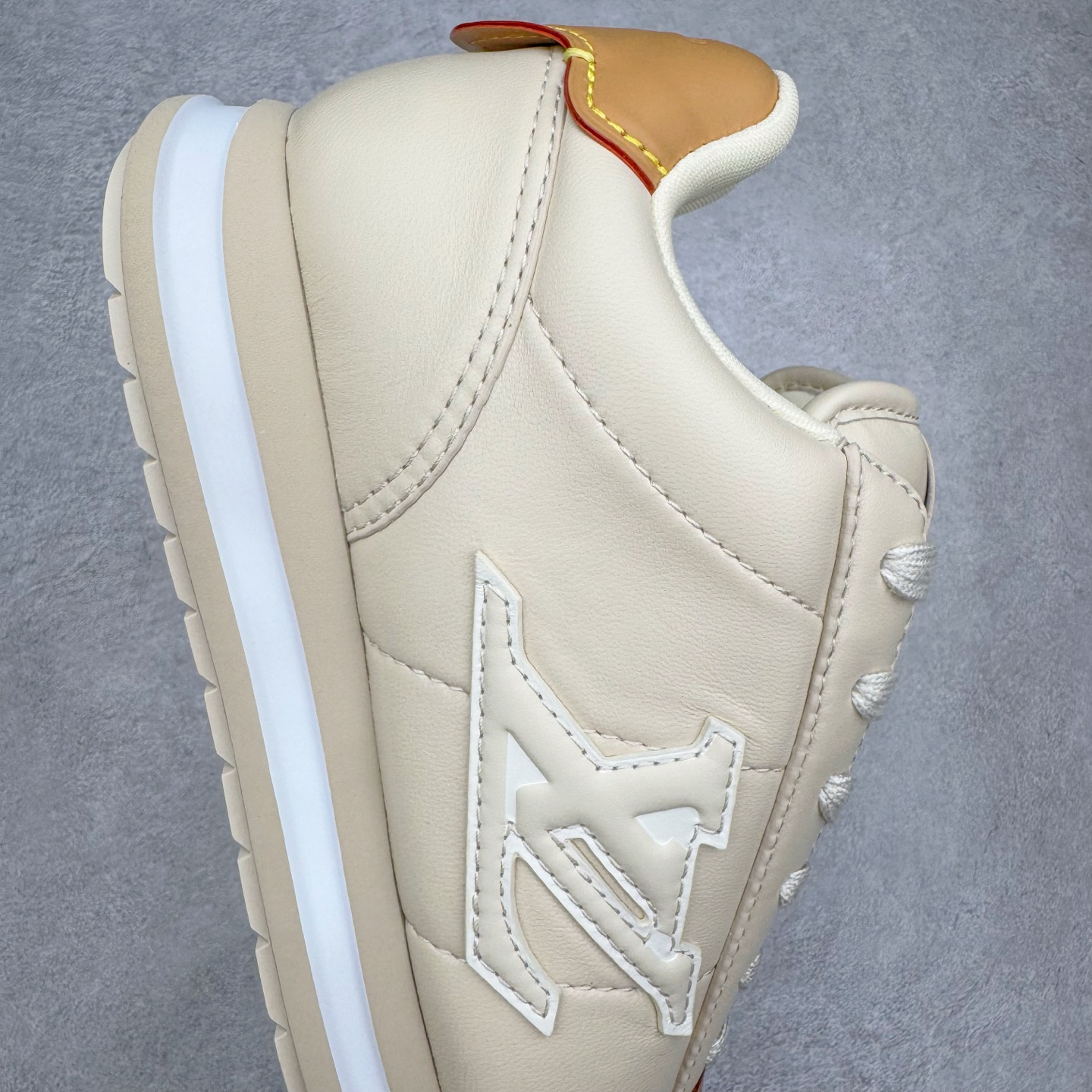 图片[6]-＃GD广顶 LOUIS VUITTON x Nigo lv联名款 Buttersoft 牛皮革羊皮革 FW25 图案压纹 圆头系带 低帮 生活休闲鞋 男女同款 白色 外贸零售特供批次 2023全新纸板数据 印花高频效果碾压市面 市售天花板产物 耗时半年巨作 全套原厂新版原纸板楦头开发 原厂特供皮料加持 市场所有版本中综合最强的货品 GD实力大厂出品 全网最全配色更新最快 最成熟的做工稳定的品控 完美鞋型超高的清洁度 零毛边线头瑕疵 全套原楦原纸版原鞋开模 全网最具灵魂的版型 正确原装黄色鞋盒 正确中底印花 鞋面印花3D高频深度立体 全鞋电脑针车 紧密相连 针距密度一致 环保乳胶注塑鞋垫 厚度脚感还原原版 皮面裁剪部位 统一油边封口工艺 原装橡胶大底含胶量大底组合零偏差 专柜全套包装 防尘袋 说明书 质保卡 男女鞋 尺码：35 36 37 38 39 40 41 42 43 44 45-选品中心