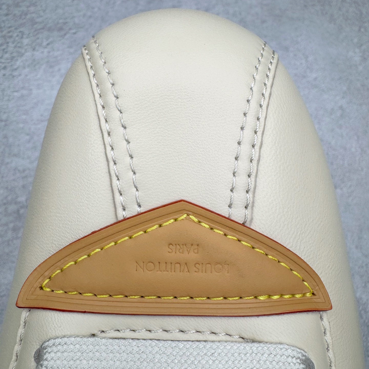 图片[16]-＃GD广顶 LOUIS VUITTON x Nigo lv联名款 Buttersoft 牛皮革羊皮革 FW25 图案压纹 圆头系带 低帮 生活休闲鞋 男女同款 白色 外贸零售特供批次 2023全新纸板数据 印花高频效果碾压市面 市售天花板产物 耗时半年巨作 全套原厂新版原纸板楦头开发 原厂特供皮料加持 市场所有版本中综合最强的货品 GD实力大厂出品 全网最全配色更新最快 最成熟的做工稳定的品控 完美鞋型超高的清洁度 零毛边线头瑕疵 全套原楦原纸版原鞋开模 全网最具灵魂的版型 正确原装黄色鞋盒 正确中底印花 鞋面印花3D高频深度立体 全鞋电脑针车 紧密相连 针距密度一致 环保乳胶注塑鞋垫 厚度脚感还原原版 皮面裁剪部位 统一油边封口工艺 原装橡胶大底含胶量大底组合零偏差 专柜全套包装 防尘袋 说明书 质保卡 男女鞋 尺码：35 36 37 38 39 40 41 42 43 44 45-选品中心