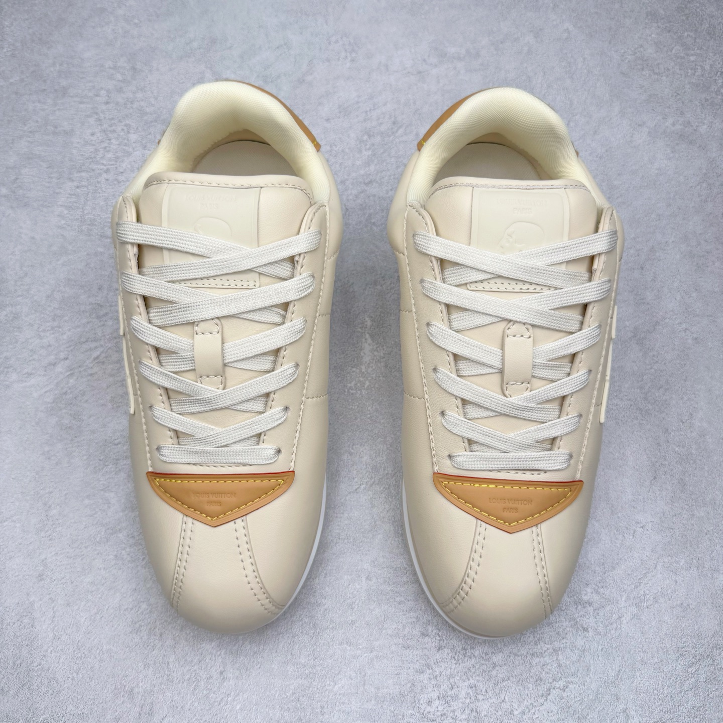 图片[2]-＃GD广顶 LOUIS VUITTON x Nigo lv联名款 Buttersoft 牛皮革羊皮革 FW25 图案压纹 圆头系带 低帮 生活休闲鞋 男女同款 白色 外贸零售特供批次 2023全新纸板数据 印花高频效果碾压市面 市售天花板产物 耗时半年巨作 全套原厂新版原纸板楦头开发 原厂特供皮料加持 市场所有版本中综合最强的货品 GD实力大厂出品 全网最全配色更新最快 最成熟的做工稳定的品控 完美鞋型超高的清洁度 零毛边线头瑕疵 全套原楦原纸版原鞋开模 全网最具灵魂的版型 正确原装黄色鞋盒 正确中底印花 鞋面印花3D高频深度立体 全鞋电脑针车 紧密相连 针距密度一致 环保乳胶注塑鞋垫 厚度脚感还原原版 皮面裁剪部位 统一油边封口工艺 原装橡胶大底含胶量大底组合零偏差 专柜全套包装 防尘袋 说明书 质保卡 男女鞋 尺码：35 36 37 38 39 40 41 42 43 44 45-选品中心