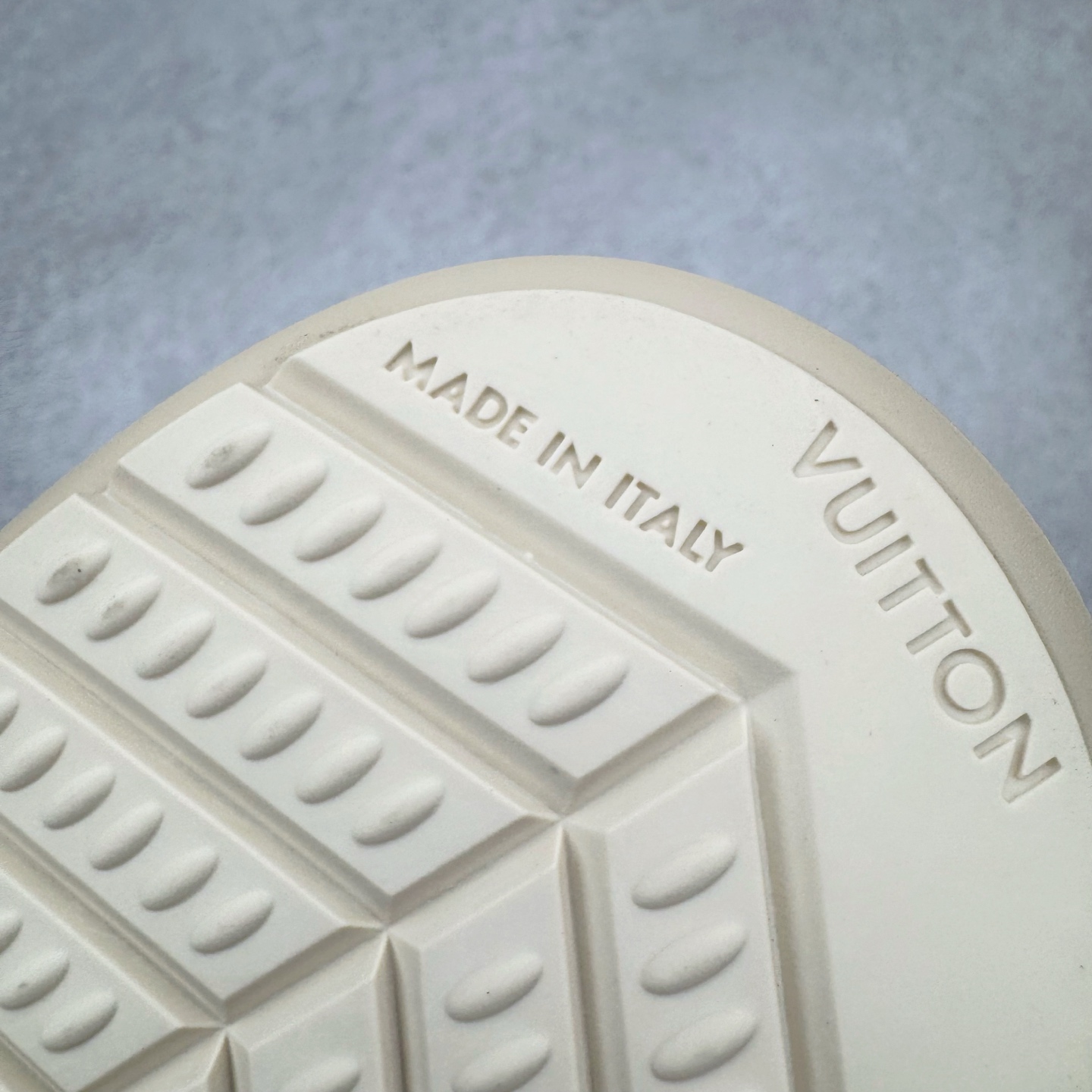 图片[17]-＃GD广顶 LOUIS VUITTON x Nigo lv联名款 Buttersoft 牛皮革羊皮革 FW25 图案压纹 圆头系带 低帮 生活休闲鞋 男女同款 白色 外贸零售特供批次 2023全新纸板数据 印花高频效果碾压市面 市售天花板产物 耗时半年巨作 全套原厂新版原纸板楦头开发 原厂特供皮料加持 市场所有版本中综合最强的货品 GD实力大厂出品 全网最全配色更新最快 最成熟的做工稳定的品控 完美鞋型超高的清洁度 零毛边线头瑕疵 全套原楦原纸版原鞋开模 全网最具灵魂的版型 正确原装黄色鞋盒 正确中底印花 鞋面印花3D高频深度立体 全鞋电脑针车 紧密相连 针距密度一致 环保乳胶注塑鞋垫 厚度脚感还原原版 皮面裁剪部位 统一油边封口工艺 原装橡胶大底含胶量大底组合零偏差 专柜全套包装 防尘袋 说明书 质保卡 男女鞋 尺码：35 36 37 38 39 40 41 42 43 44 45-选品中心