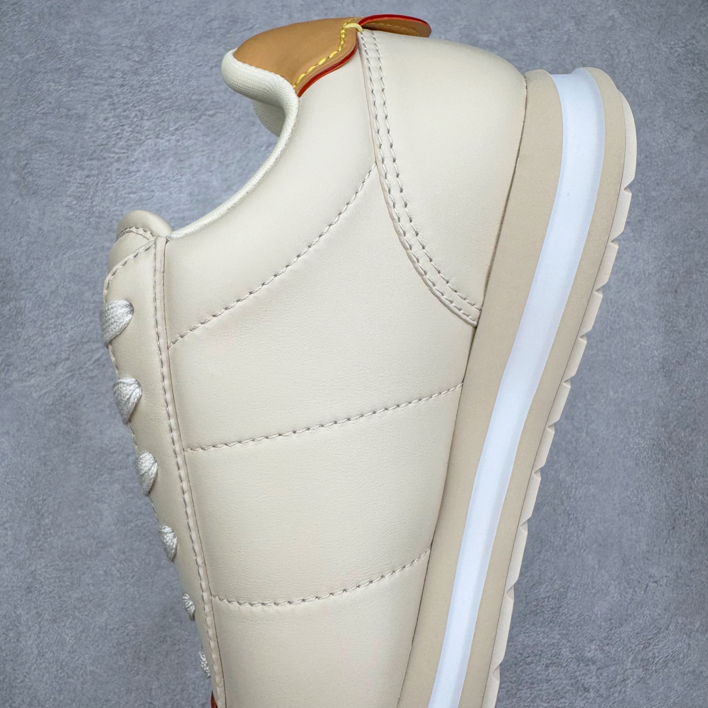 图片[7]-＃GD广顶 LOUIS VUITTON x Nigo lv联名款 Buttersoft 牛皮革羊皮革 FW25 图案压纹 圆头系带 低帮 生活休闲鞋 男女同款 白色 外贸零售特供批次 2023全新纸板数据 印花高频效果碾压市面 市售天花板产物 耗时半年巨作 全套原厂新版原纸板楦头开发 原厂特供皮料加持 市场所有版本中综合最强的货品 GD实力大厂出品 全网最全配色更新最快 最成熟的做工稳定的品控 完美鞋型超高的清洁度 零毛边线头瑕疵 全套原楦原纸版原鞋开模 全网最具灵魂的版型 正确原装黄色鞋盒 正确中底印花 鞋面印花3D高频深度立体 全鞋电脑针车 紧密相连 针距密度一致 环保乳胶注塑鞋垫 厚度脚感还原原版 皮面裁剪部位 统一油边封口工艺 原装橡胶大底含胶量大底组合零偏差 专柜全套包装 防尘袋 说明书 质保卡 男女鞋 尺码：35 36 37 38 39 40 41 42 43 44 45-选品中心