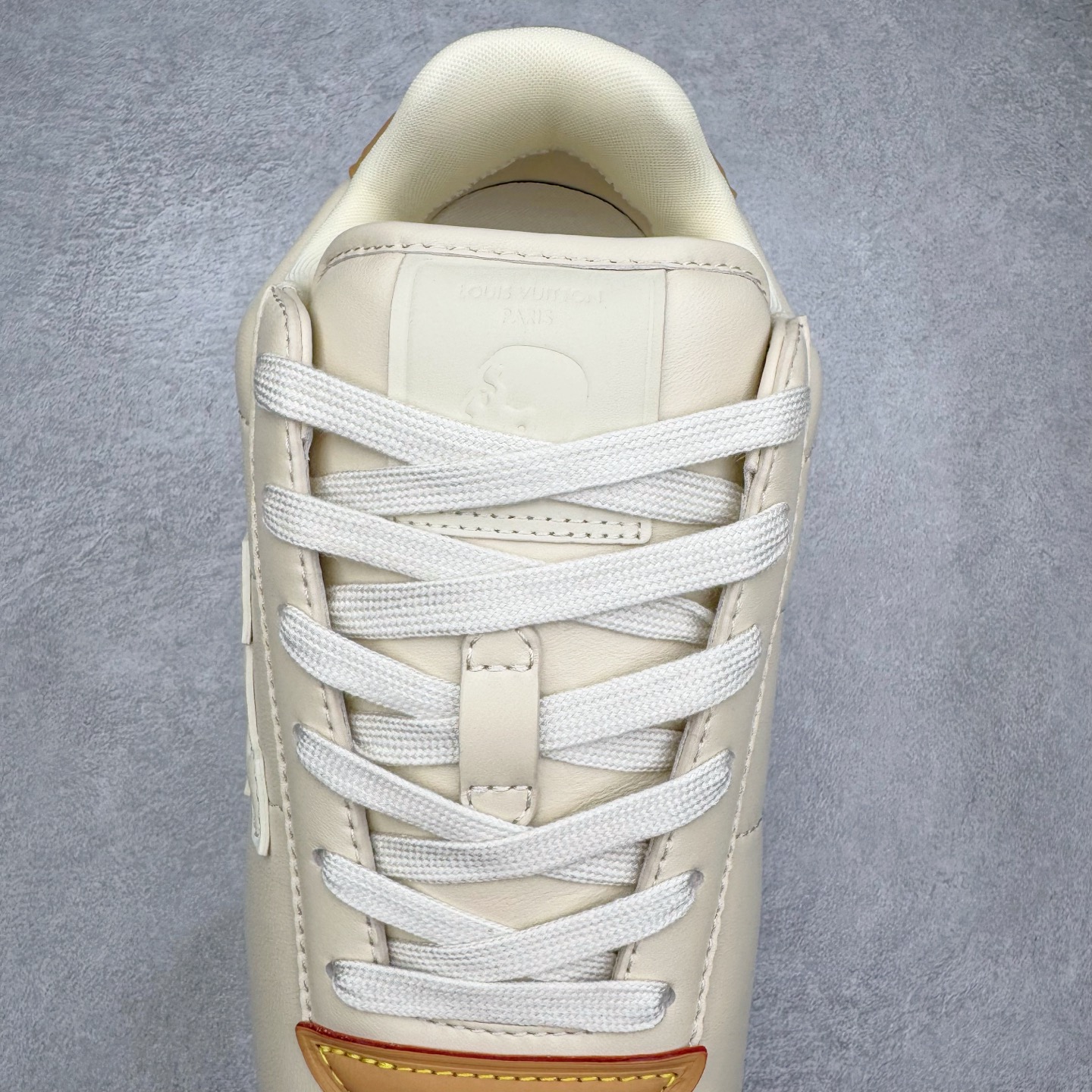 图片[5]-＃GD广顶 LOUIS VUITTON x Nigo lv联名款 Buttersoft 牛皮革羊皮革 FW25 图案压纹 圆头系带 低帮 生活休闲鞋 男女同款 白色 外贸零售特供批次 2023全新纸板数据 印花高频效果碾压市面 市售天花板产物 耗时半年巨作 全套原厂新版原纸板楦头开发 原厂特供皮料加持 市场所有版本中综合最强的货品 GD实力大厂出品 全网最全配色更新最快 最成熟的做工稳定的品控 完美鞋型超高的清洁度 零毛边线头瑕疵 全套原楦原纸版原鞋开模 全网最具灵魂的版型 正确原装黄色鞋盒 正确中底印花 鞋面印花3D高频深度立体 全鞋电脑针车 紧密相连 针距密度一致 环保乳胶注塑鞋垫 厚度脚感还原原版 皮面裁剪部位 统一油边封口工艺 原装橡胶大底含胶量大底组合零偏差 专柜全套包装 防尘袋 说明书 质保卡 男女鞋 尺码：35 36 37 38 39 40 41 42 43 44 45-选品中心