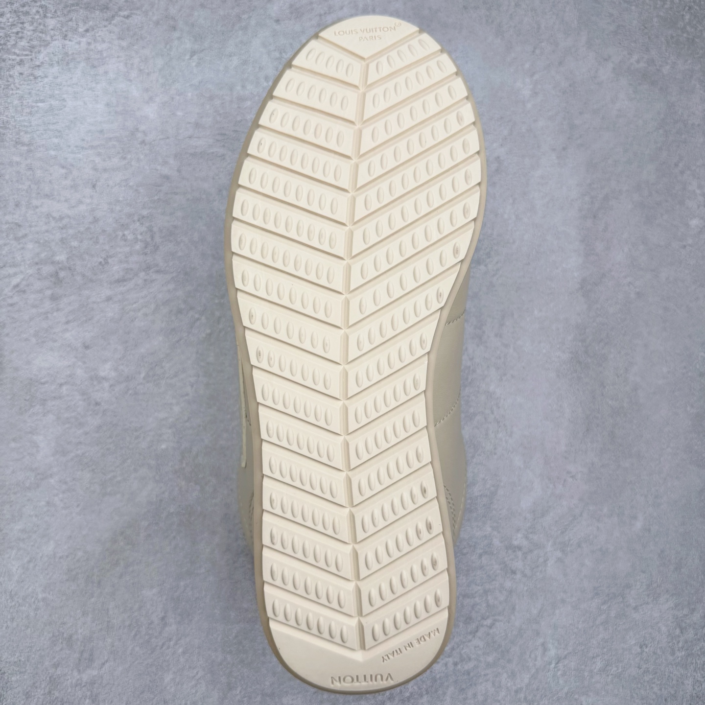 图片[9]-＃GD广顶 LOUIS VUITTON x Nigo lv联名款 Buttersoft 牛皮革羊皮革 FW25 图案压纹 圆头系带 低帮 生活休闲鞋 男女同款 白色 外贸零售特供批次 2023全新纸板数据 印花高频效果碾压市面 市售天花板产物 耗时半年巨作 全套原厂新版原纸板楦头开发 原厂特供皮料加持 市场所有版本中综合最强的货品 GD实力大厂出品 全网最全配色更新最快 最成熟的做工稳定的品控 完美鞋型超高的清洁度 零毛边线头瑕疵 全套原楦原纸版原鞋开模 全网最具灵魂的版型 正确原装黄色鞋盒 正确中底印花 鞋面印花3D高频深度立体 全鞋电脑针车 紧密相连 针距密度一致 环保乳胶注塑鞋垫 厚度脚感还原原版 皮面裁剪部位 统一油边封口工艺 原装橡胶大底含胶量大底组合零偏差 专柜全套包装 防尘袋 说明书 质保卡 男女鞋 尺码：35 36 37 38 39 40 41 42 43 44 45-选品中心