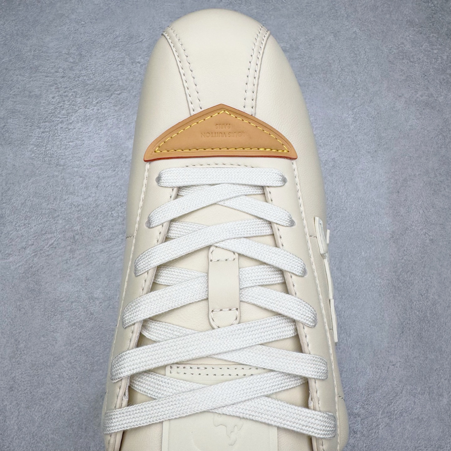 图片[4]-＃GD广顶 LOUIS VUITTON x Nigo lv联名款 Buttersoft 牛皮革羊皮革 FW25 图案压纹 圆头系带 低帮 生活休闲鞋 男女同款 白色 外贸零售特供批次 2023全新纸板数据 印花高频效果碾压市面 市售天花板产物 耗时半年巨作 全套原厂新版原纸板楦头开发 原厂特供皮料加持 市场所有版本中综合最强的货品 GD实力大厂出品 全网最全配色更新最快 最成熟的做工稳定的品控 完美鞋型超高的清洁度 零毛边线头瑕疵 全套原楦原纸版原鞋开模 全网最具灵魂的版型 正确原装黄色鞋盒 正确中底印花 鞋面印花3D高频深度立体 全鞋电脑针车 紧密相连 针距密度一致 环保乳胶注塑鞋垫 厚度脚感还原原版 皮面裁剪部位 统一油边封口工艺 原装橡胶大底含胶量大底组合零偏差 专柜全套包装 防尘袋 说明书 质保卡 男女鞋 尺码：35 36 37 38 39 40 41 42 43 44 45-选品中心