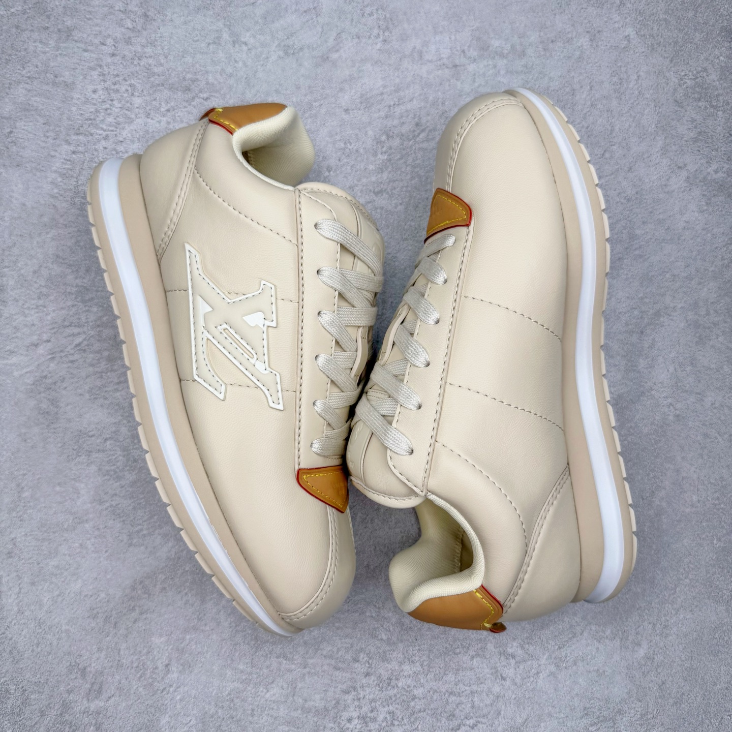 图片[3]-＃GD广顶 LOUIS VUITTON x Nigo lv联名款 Buttersoft 牛皮革羊皮革 FW25 图案压纹 圆头系带 低帮 生活休闲鞋 男女同款 白色 外贸零售特供批次 2023全新纸板数据 印花高频效果碾压市面 市售天花板产物 耗时半年巨作 全套原厂新版原纸板楦头开发 原厂特供皮料加持 市场所有版本中综合最强的货品 GD实力大厂出品 全网最全配色更新最快 最成熟的做工稳定的品控 完美鞋型超高的清洁度 零毛边线头瑕疵 全套原楦原纸版原鞋开模 全网最具灵魂的版型 正确原装黄色鞋盒 正确中底印花 鞋面印花3D高频深度立体 全鞋电脑针车 紧密相连 针距密度一致 环保乳胶注塑鞋垫 厚度脚感还原原版 皮面裁剪部位 统一油边封口工艺 原装橡胶大底含胶量大底组合零偏差 专柜全套包装 防尘袋 说明书 质保卡 男女鞋 尺码：35 36 37 38 39 40 41 42 43 44 45-选品中心