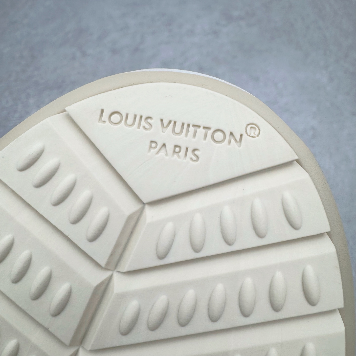 图片[18]-＃GD广顶 LOUIS VUITTON x Nigo lv联名款 Buttersoft 牛皮革羊皮革 FW25 图案压纹 圆头系带 低帮 生活休闲鞋 男女同款 白色 外贸零售特供批次 2023全新纸板数据 印花高频效果碾压市面 市售天花板产物 耗时半年巨作 全套原厂新版原纸板楦头开发 原厂特供皮料加持 市场所有版本中综合最强的货品 GD实力大厂出品 全网最全配色更新最快 最成熟的做工稳定的品控 完美鞋型超高的清洁度 零毛边线头瑕疵 全套原楦原纸版原鞋开模 全网最具灵魂的版型 正确原装黄色鞋盒 正确中底印花 鞋面印花3D高频深度立体 全鞋电脑针车 紧密相连 针距密度一致 环保乳胶注塑鞋垫 厚度脚感还原原版 皮面裁剪部位 统一油边封口工艺 原装橡胶大底含胶量大底组合零偏差 专柜全套包装 防尘袋 说明书 质保卡 男女鞋 尺码：35 36 37 38 39 40 41 42 43 44 45-选品中心