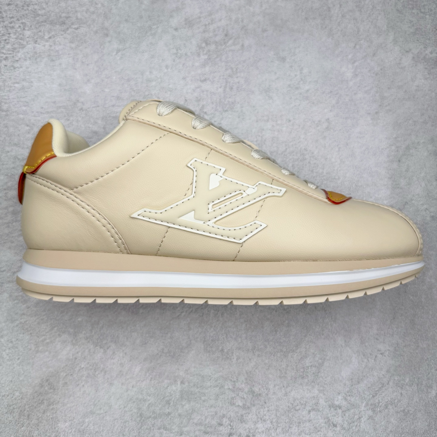 ＃GD广顶 LOUIS VUITTON x Nigo lv联名款 Buttersoft 牛皮革羊皮革 FW25 图案压纹 圆头系带 低帮 生活休闲鞋 男女同款 白色 外贸零售特供批次 2023全新纸板数据 印花高频效果碾压市面 市售天花板产物 耗时半年巨作 全套原厂新版原纸板楦头开发 原厂特供皮料加持 市场所有版本中综合最强的货品 GD实力大厂出品 全网最全配色更新最快 最成熟的做工稳定的品控 完美鞋型超高的清洁度 零毛边线头瑕疵 全套原楦原纸版原鞋开模 全网最具灵魂的版型 正确原装黄色鞋盒 正确中底印花 鞋面印花3D高频深度立体 全鞋电脑针车 紧密相连 针距密度一致 环保乳胶注塑鞋垫 厚度脚感还原原版 皮面裁剪部位 统一油边封口工艺 原装橡胶大底含胶量大底组合零偏差 专柜全套包装 防尘袋 说明书 质保卡 男女鞋 尺码：35 36 37 38 39 40 41 42 43 44 45-选品中心