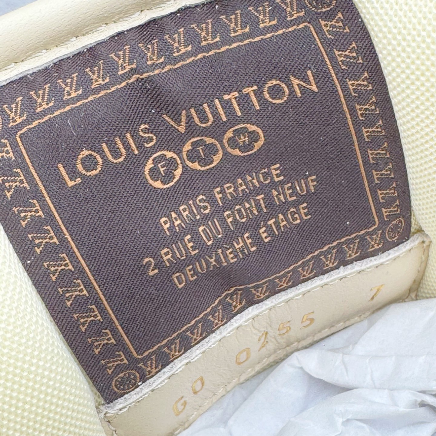 图片[12]-＃GD广顶 LOUIS VUITTON x Nigo lv联名款 Buttersoft 牛皮革羊皮革 FW25 图案压纹 圆头系带 低帮 生活休闲鞋 男女同款 白色 外贸零售特供批次 2023全新纸板数据 印花高频效果碾压市面 市售天花板产物 耗时半年巨作 全套原厂新版原纸板楦头开发 原厂特供皮料加持 市场所有版本中综合最强的货品 GD实力大厂出品 全网最全配色更新最快 最成熟的做工稳定的品控 完美鞋型超高的清洁度 零毛边线头瑕疵 全套原楦原纸版原鞋开模 全网最具灵魂的版型 正确原装黄色鞋盒 正确中底印花 鞋面印花3D高频深度立体 全鞋电脑针车 紧密相连 针距密度一致 环保乳胶注塑鞋垫 厚度脚感还原原版 皮面裁剪部位 统一油边封口工艺 原装橡胶大底含胶量大底组合零偏差 专柜全套包装 防尘袋 说明书 质保卡 男女鞋 尺码：35 36 37 38 39 40 41 42 43 44 45-选品中心