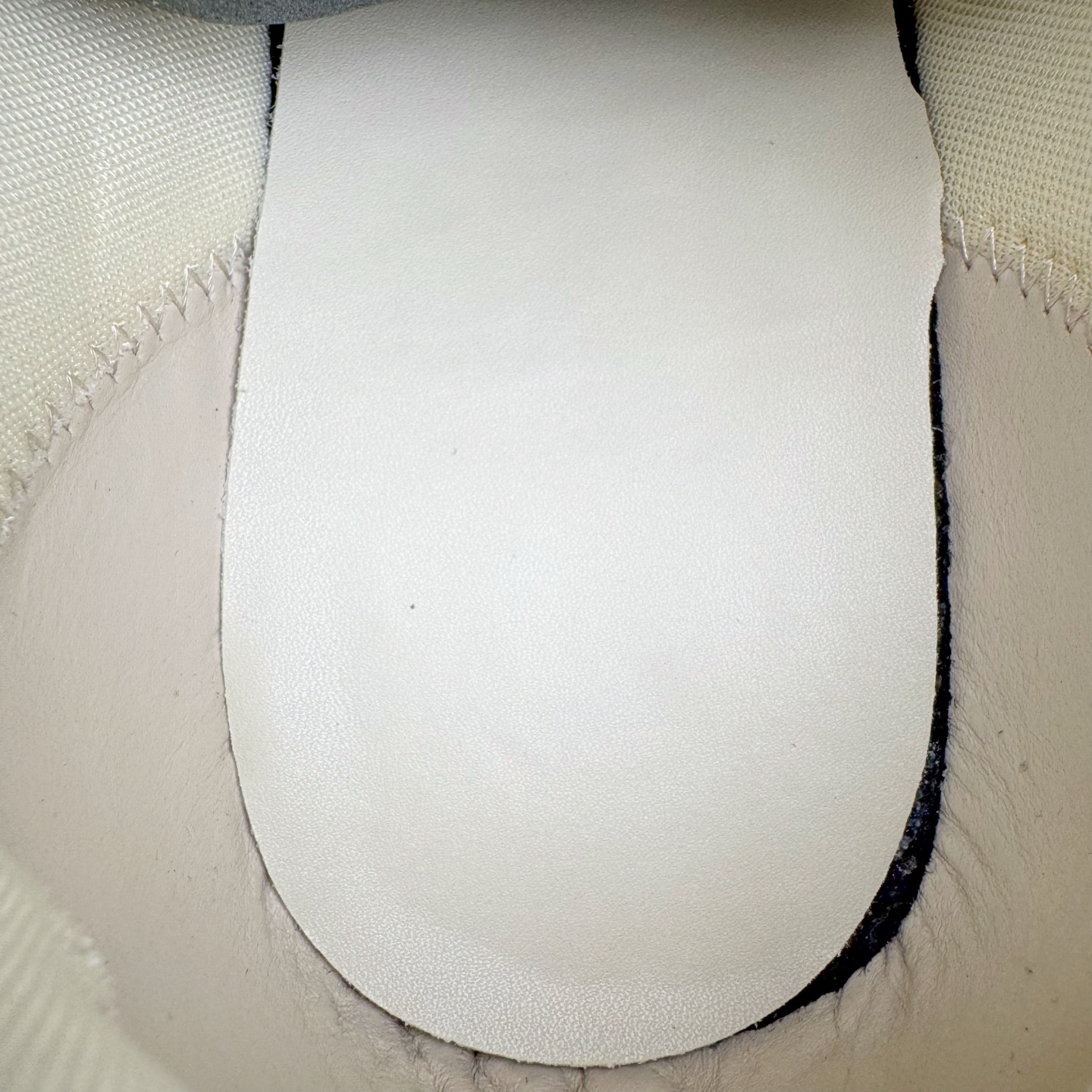 图片[11]-＃GD广顶 LOUIS VUITTON x Nigo lv联名款 Buttersoft 牛皮革羊皮革 FW25 图案压纹 圆头系带 低帮 生活休闲鞋 男女同款 白色 外贸零售特供批次 2023全新纸板数据 印花高频效果碾压市面 市售天花板产物 耗时半年巨作 全套原厂新版原纸板楦头开发 原厂特供皮料加持 市场所有版本中综合最强的货品 GD实力大厂出品 全网最全配色更新最快 最成熟的做工稳定的品控 完美鞋型超高的清洁度 零毛边线头瑕疵 全套原楦原纸版原鞋开模 全网最具灵魂的版型 正确原装黄色鞋盒 正确中底印花 鞋面印花3D高频深度立体 全鞋电脑针车 紧密相连 针距密度一致 环保乳胶注塑鞋垫 厚度脚感还原原版 皮面裁剪部位 统一油边封口工艺 原装橡胶大底含胶量大底组合零偏差 专柜全套包装 防尘袋 说明书 质保卡 男女鞋 尺码：35 36 37 38 39 40 41 42 43 44 45-选品中心