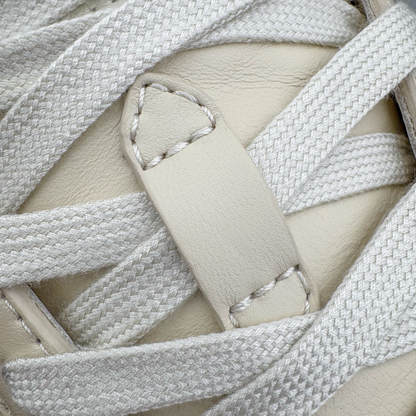 图片[10]-＃GD广顶 LOUIS VUITTON x Nigo lv联名款 Buttersoft 牛皮革羊皮革 FW25 图案压纹 圆头系带 低帮 生活休闲鞋 男女同款 白色 外贸零售特供批次 2023全新纸板数据 印花高频效果碾压市面 市售天花板产物 耗时半年巨作 全套原厂新版原纸板楦头开发 原厂特供皮料加持 市场所有版本中综合最强的货品 GD实力大厂出品 全网最全配色更新最快 最成熟的做工稳定的品控 完美鞋型超高的清洁度 零毛边线头瑕疵 全套原楦原纸版原鞋开模 全网最具灵魂的版型 正确原装黄色鞋盒 正确中底印花 鞋面印花3D高频深度立体 全鞋电脑针车 紧密相连 针距密度一致 环保乳胶注塑鞋垫 厚度脚感还原原版 皮面裁剪部位 统一油边封口工艺 原装橡胶大底含胶量大底组合零偏差 专柜全套包装 防尘袋 说明书 质保卡 男女鞋 尺码：35 36 37 38 39 40 41 42 43 44 45-选品中心