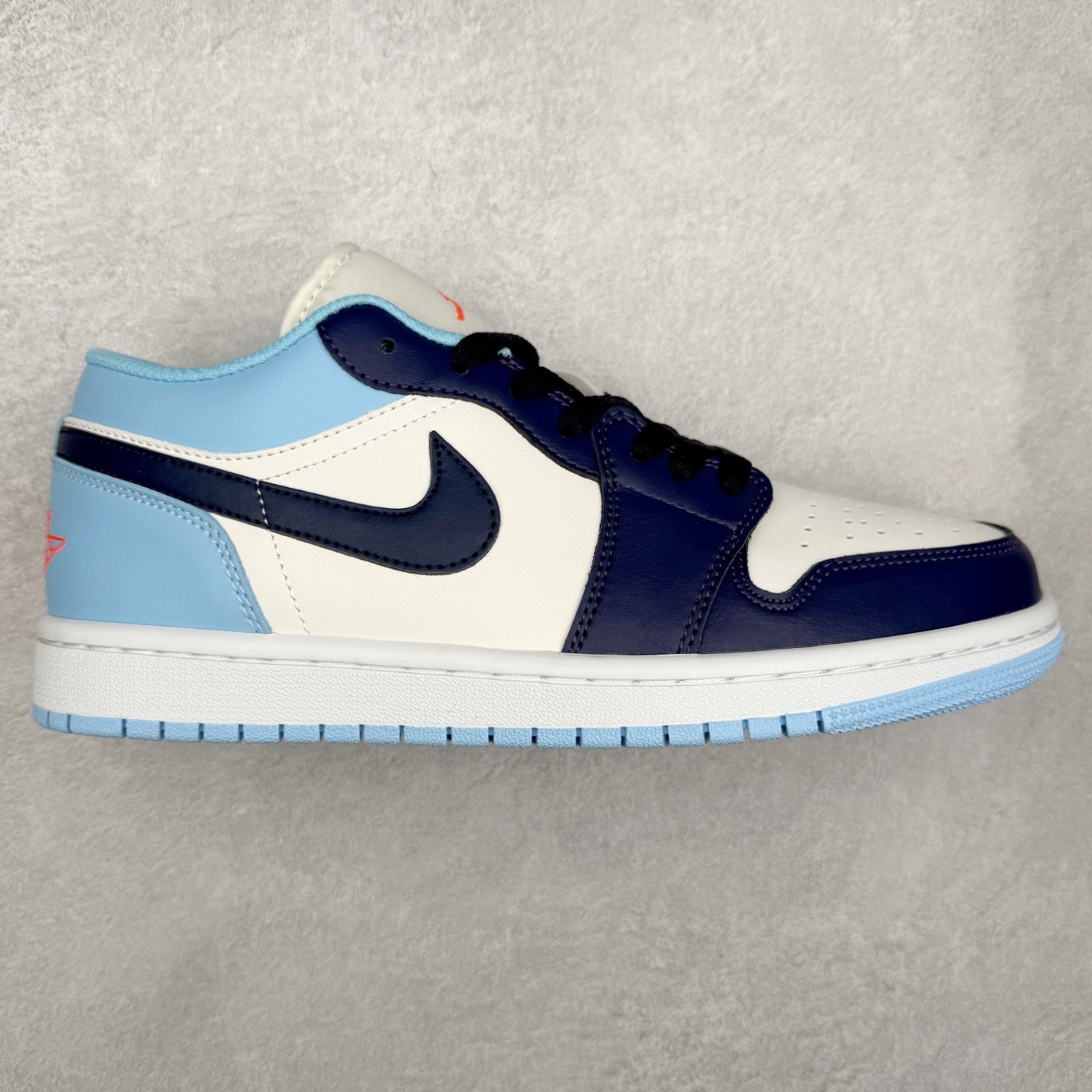 ＃K版 Air Jordan AJ1 Low 低帮 553558-149 全新流水线出品 DT版本唯一平替选择 市场第二梯队最强版 全部原鞋开发 原楦原纸板开发 全鞋电脑针车 原厂内置全掌气垫 原盒内在原标 唯一Zp原版鞋带绑法 免检产品 全新2022版型 全头层皮料 完美零毛边处理 原厂配置全掌气垫 价格定位良心 几十个配色陆续出货 实拍调校N版已经零色差零失真 百分百还原实物色彩所见即所得 不存在货不对板色差等低级问题 选购参考实物拍摄 不混卖不参货 只用心做好货严格选品 承诺混一赔十 尺码：36 36.5 37.5 38 38.5 39 40 40.5 41 42 42.5 43 44 44.5 45-选品中心