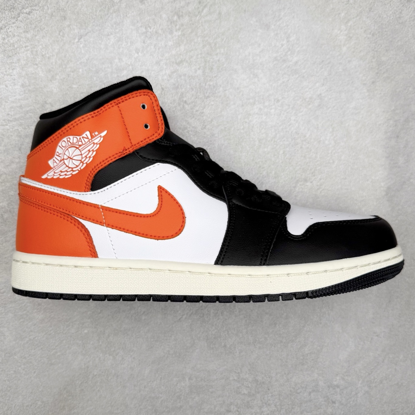 ＃K版 Air Jordan AJ1 Mid 中帮 黑橙扣碎 DQ8426-801 原厂内置全掌气垫 A模大底 头层小牛皮 鞋舌AJ原厂专用牛津布+AJ专用反口珍珠布+原厂无杂质高弹内里海棉 特殊封边弹力鞋带 全网唯一头层牛皮 原鞋开模 拒绝公底 购置公司同步原材料 原汁原味 忠于原版‼️尺码：36 36.5 37.5 38 38.5 39 40 40.5 41 42 42.5 43 44 44.5 45 46 47.5-选品中心