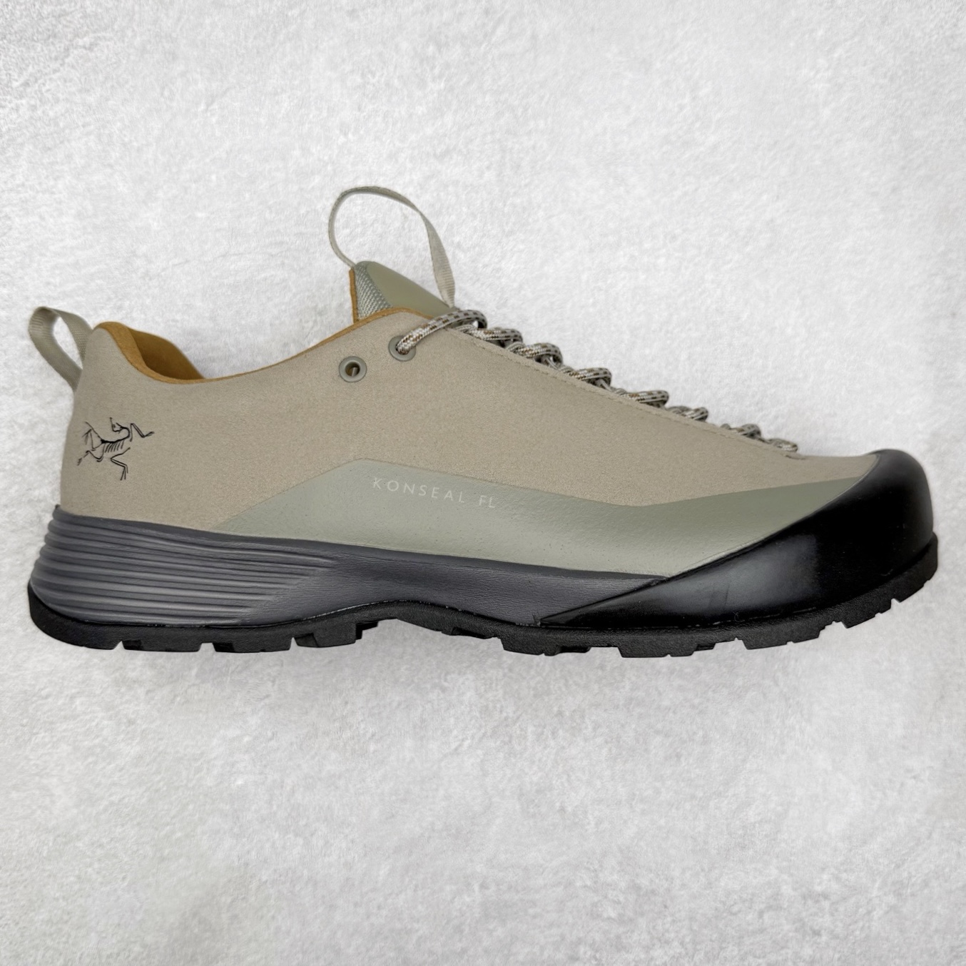 ＃HP Arcteryx Konseal FL 2 Gore-Tex 始祖鸟户外防水透气低帮徒步登山鞋 Arcteryx中文名始祖鸟 加拿大户外服饰品牌 1989年创立于加拿大温哥华 始祖鸟来自加拿大海岸山脉 植根高山的专业户外品牌 始终秉承对精湛设计和工艺孜孜以求的准则 从1989年创立至今 Arcteryx始终不断在产品设计与做工上不惜工本 以满足始祖鸟的标准 品质、设计以及精简的理念造就了其良好的性能 并能满足严苛环境下的使用需求 尺码：39 40 41 42 43 44 45-选品中心