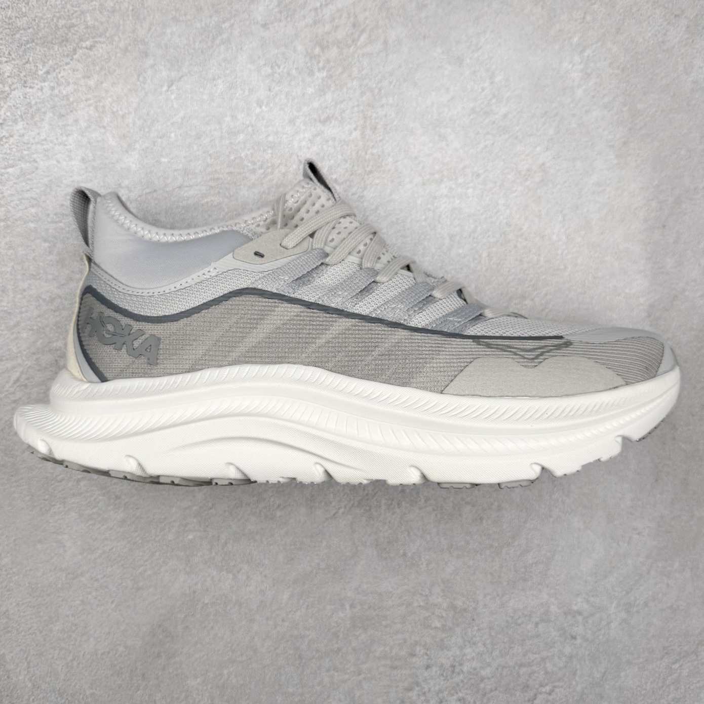 HOKA ONE ONE Kawana Mid 舒适百搭防滑耐磨中帮训练休闲城市通勤跑步鞋 HOKA ONE ONE是来自美国的跑步鞋知名品牌，创立于2009年，始终致力于为所有跑者提供更新、更好的跑步装备。相比常规跑鞋，HOKA ONE ONE特别研发使用性能独特的几何形跑鞋中底，此种鞋底更厚、更高、回弹性也更好，除了卓越的缓冲性能，它还能內各种阶段的跑者带来更具动感、更加稳定的跑步体验。HOKAONE ONE从设计之初就清楚意识到，要保证跑者步幅的均匀一致，双脚自然而然的运动至关重要。尺码：36 36.5 37.5 38 38.5 39 40 40.5 41 42 42.5 43 44 44.5 45-选品中心