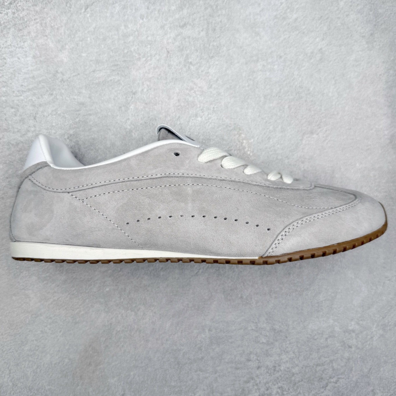 Alo yoga Sunset 舒适生活休闲鞋 男女同款 品牌故事Alo Yoga于2007年创立于洛杉矶，意在传播有意识的运动，同时激发人们的健康识与创造力。品牌的核心理念在于制作能够带来完美体验的瑜伽服饰与功能性单品，让有意识的运动融入并改变生活。Alo Yoga将其设计延伸到日常服饰概念，坚持不懈地捕捉当代时尚潮流，将品牌的运动美学理念、精致前卫的设计与舒适功能面料完美结合。与此同时，Alo Yoga的设计受到了时尚界人士与名人们的追捧，Talor Swift、Kendall Jenner等街拍照片中都曾出现品牌不同单品的身影。实拍调校N版已经零色差零失真 百分百还原实物色彩所见即所得 不存在货不对板色差等低级问题 选购参考实物拍摄 不混卖不参货 只用心做好货严格选品 承诺混一赔十 尺码：36 36.5 37.5 38 38.5 39 40 40.5 41 42 42.5 43 44 44.5 45-选品中心