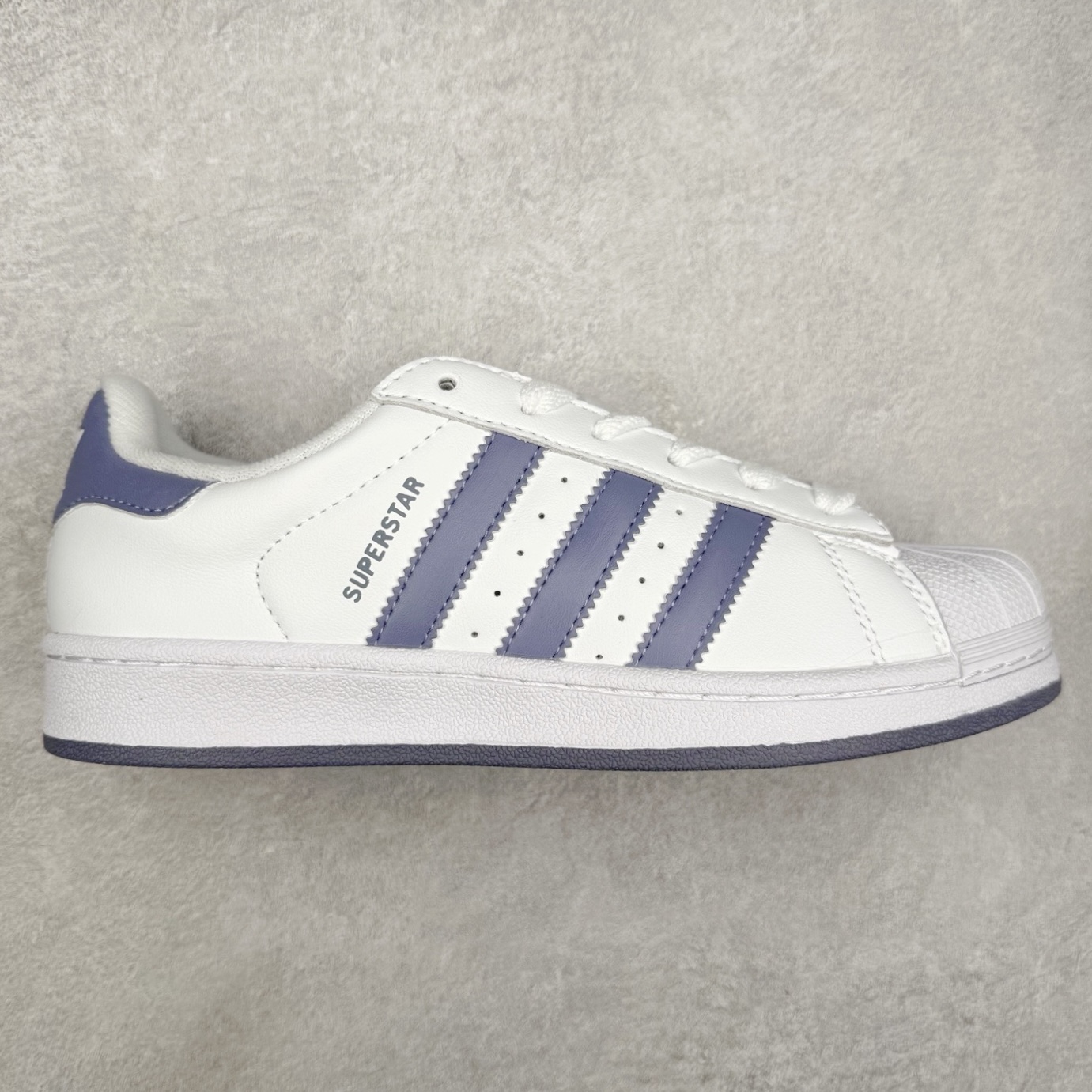 AD Originals Superstar 经典复古贝壳头板鞋 JS1373 诞生于1969年 是第一双将全皮面鞋 身与橡胶鞋头结合在一起的低帮篮球鞋 Superstar最开始 是作为高帮篮球鞋Pro Model的低帮版本而出现的 但因为其独特和醒目的橡胶鞋头造型而让大家熟知 被大家形象地称为\\\”shelltoe\\\”贝壳头 在70年代的美国职业篮球场上 接近3/4的NBA球员都将这双Superstar作为场上用鞋 80年代之后 经过不断的改良和发展 Superstar逐渐成为横跨时装、音乐、街头文化、休闲和运动等各大领域的时尚潮鞋 尺码：36 36.5 37 38 38.5 39 40 40.5 41 42 42.5 43 44 44.5 45-选品中心