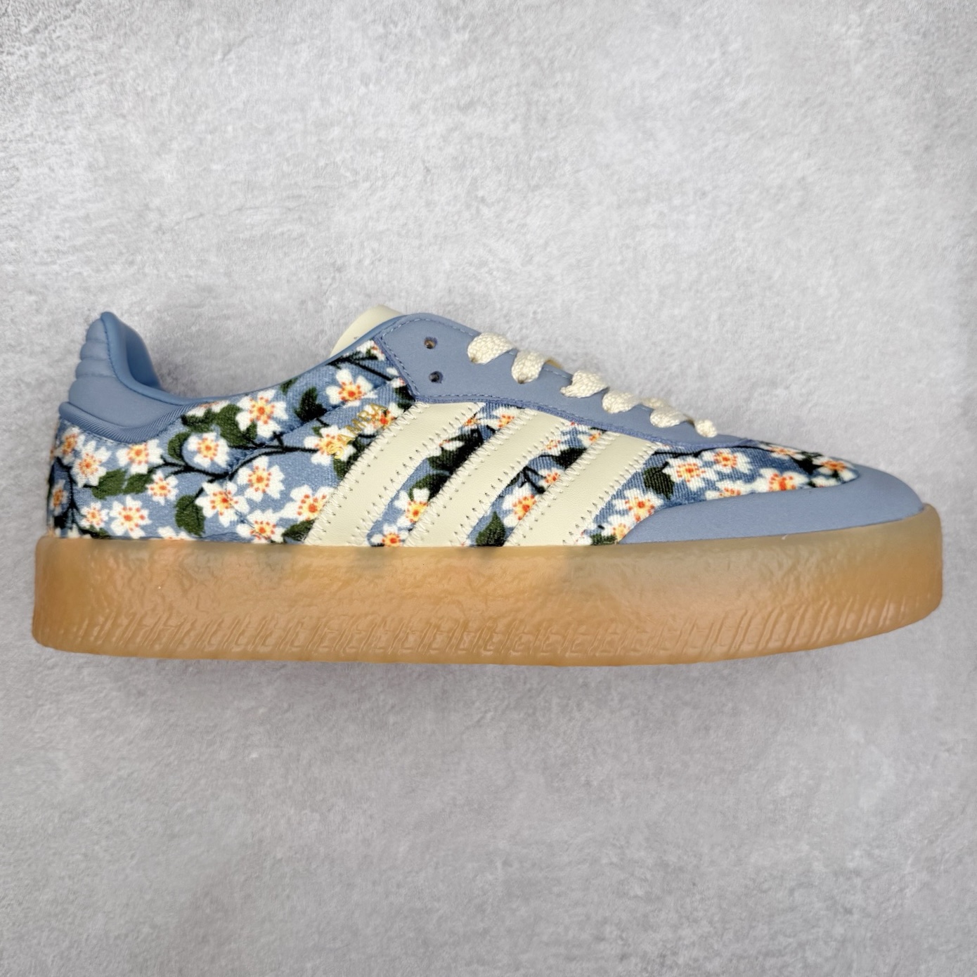 AD Samba XLG 桑巴舞加大厚底版系列德训风百搭松糕休闲运动板鞋生胶底 JQ6046 自Originals Samba成功借势Blokecore风潮一跃成为街头巷尾的焦点鞋款后,不论是围绕Samba本身打造的各式「变种版本」,还是以Samba为蓝本打造联名鞋款,都成为了时尚潮流人士日常穿搭首选。Samba XLG是adidas Originals不断扩展XLG系列的一部分,旨在与年轻文化相契合,迎合那些希望通过个性时尚表达自我而不愿牺牲舒适度的年轻群体。街头时尚领域的Gen Z特别偏爱宽松的穿着风格。Samba XLG针对这一点做了创新。它在延续Samba OG经典设计的基础上,迎合年轻群体的穿着习惯,重塑为宽大的鞋身比例轮廓以及加厚中底,让消费者轻松展示自己独特的风格。全新的Samba XLG系列不仅迎合了当下年轻群体的穿搭习惯,加宽了鞋身比例以及将中底进一步增厚,在视觉比例上更加饱满,同时还保留了经典Samba的细节,这样一来,鞋迷朋友在穿搭上不仅能更加个性化,而且还能延续一定的复古感受。尺码：36 36⅔ 37⅓ 38 38⅔ 39⅓ 40 40⅔ 41⅓ 42 42⅔ 43⅓ 44 45-选品中心