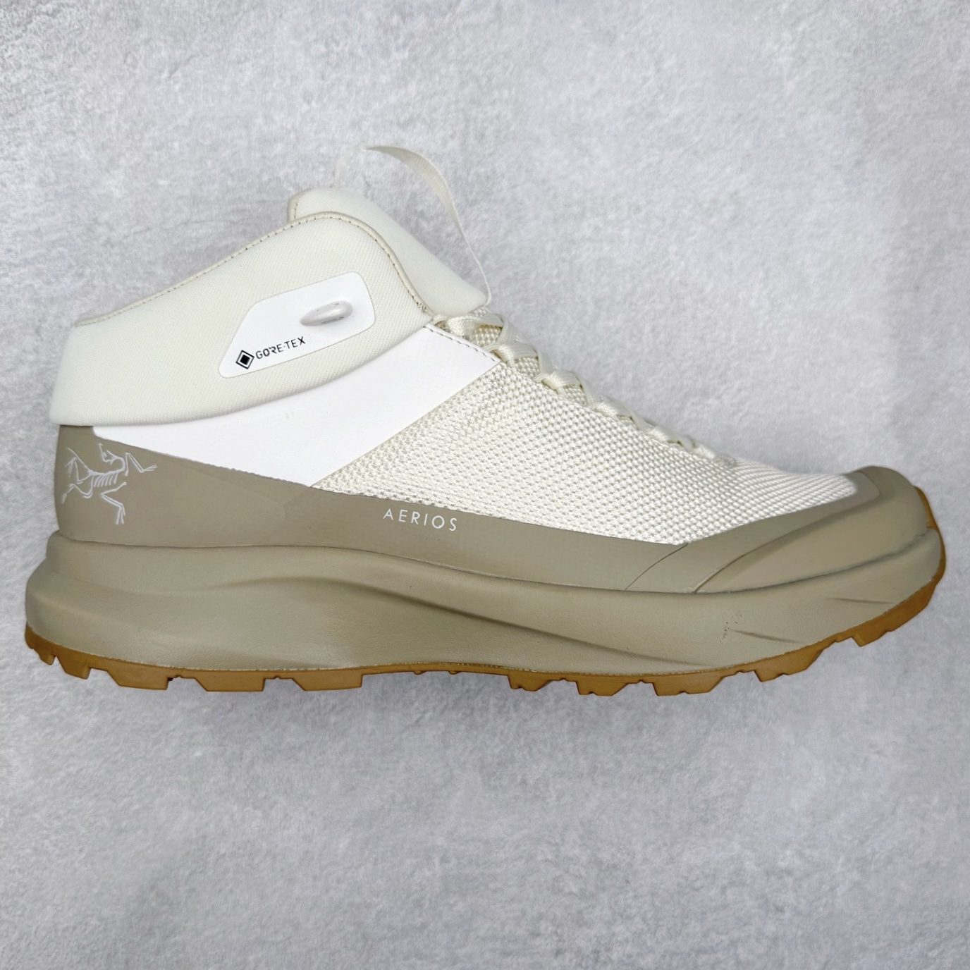 ＃HP Arcteryx Aerios FL 2 Mid Gtx 始祖鸟涤纶TPU 覆盖防水耐磨防水透气包裹性支撑中帮徒步鞋 Arcteryx中文名始祖鸟 加拿大户外服饰品牌 1989年创立于加拿大温哥华 始祖鸟来自加拿大海岸山脉 植根高山的专业户外品牌 始终秉承对精湛设计和工艺孜孜以求的准则 从1989年创立至今 Arcteryx始终不断在产品设计与做工上不惜工本 以满足始祖鸟的标准 品质、设计以及精简的理念造就了其良好的性能 并能满足严苛环境下的使用需求 尺码：36 37 38 39 40 41 42 43 44-选品中心