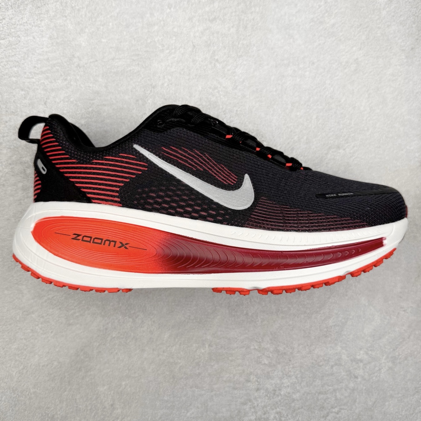 ＃纯原福利 NK Air Zoom Vomero 18 轻便舒适公路跑步鞋 质感柔软 弹力充沛 助力一路畅跑 乐享不停 厚实泡绵缔造舒适的回弹效果 铸就出色跑步表现 该鞋款轻盈透气 带你步入舒适新境界 疾速刺激感和非凡舒适脚感交织 定能让跑者在迈步间找到渴望已久的跑步乐趣 自如掌控跑步节奏、配速和里程 足底缓震配置赋予双足柔软舒适感受 助你一路畅跑 缓震设计 在双足触地时有助提供舒适脚感 搭载性能出众的 ZoomX 和 Cushlon 泡绵 营造柔软舒适脚感 助你稳稳迈步 基于跑者反馈 简化中底设计 带来出色舒适感 尺码：36 36.5 37.5 38 38.5 39 40 40.5 41 42 42.5 43 44 44.5 45-选品中心