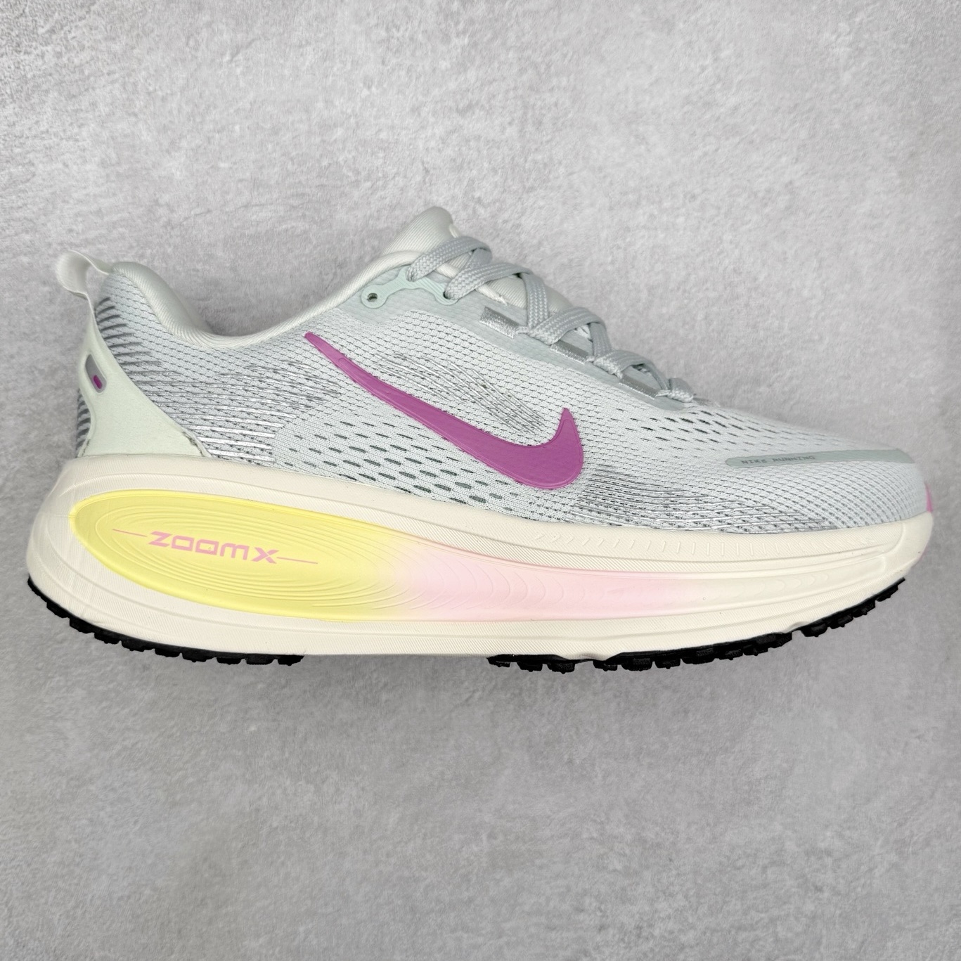 ＃纯原福利 NK Air Zoom Vomero 18 轻便舒适公路跑步鞋 质感柔软 弹力充沛 助力一路畅跑 乐享不停 厚实泡绵缔造舒适的回弹效果 铸就出色跑步表现 该鞋款轻盈透气 带你步入舒适新境界 疾速刺激感和非凡舒适脚感交织 定能让跑者在迈步间找到渴望已久的跑步乐趣 自如掌控跑步节奏、配速和里程 足底缓震配置赋予双足柔软舒适感受 助你一路畅跑 缓震设计 在双足触地时有助提供舒适脚感 搭载性能出众的 ZoomX 和 Cushlon 泡绵 营造柔软舒适脚感 助你稳稳迈步 基于跑者反馈 简化中底设计 带来出色舒适感 尺码：36 36.5 37.5 38 38.5 39 40 40.5 41 42 42.5 43 44 44.5 45-选品中心