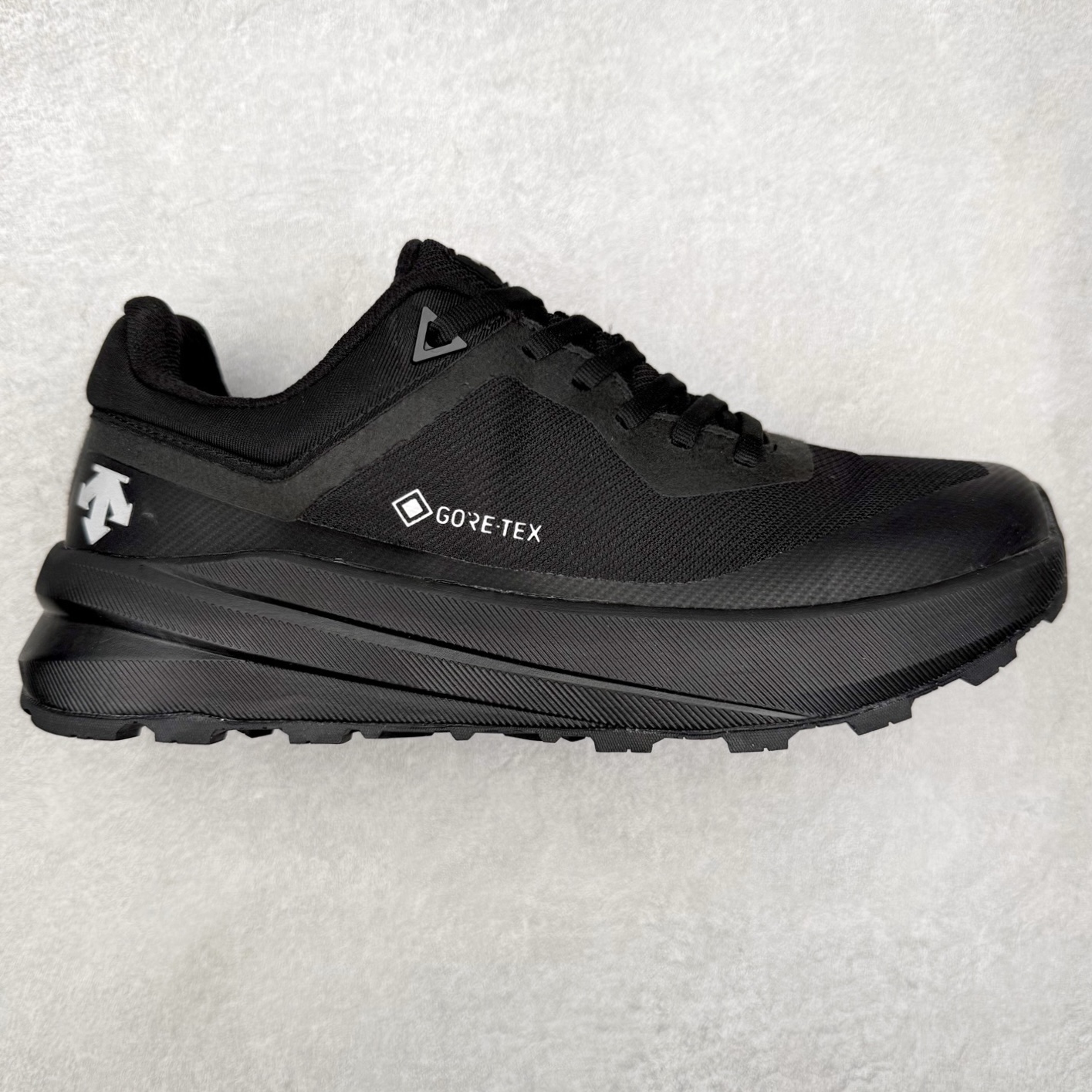 DESCENTE Dualis 迪桑特防水户外耐磨低帮生活休闲徒步登山鞋 DESCENTE（迪桑特）创立于1935年，品牌名取自法语词汇，意为“滑降”。品牌箭头标识代表滑雪的三种技术“高速直线滑行”、“穿越”和“侧滑”，也寓意品牌在打造高端专业运动产品中不断追求完美的创新精神，致力于成为中国高端专业滑雪、综训、女子、铁人三项、高尔夫的第一品牌。尺码：39 40 41 42 43 44 45-选品中心