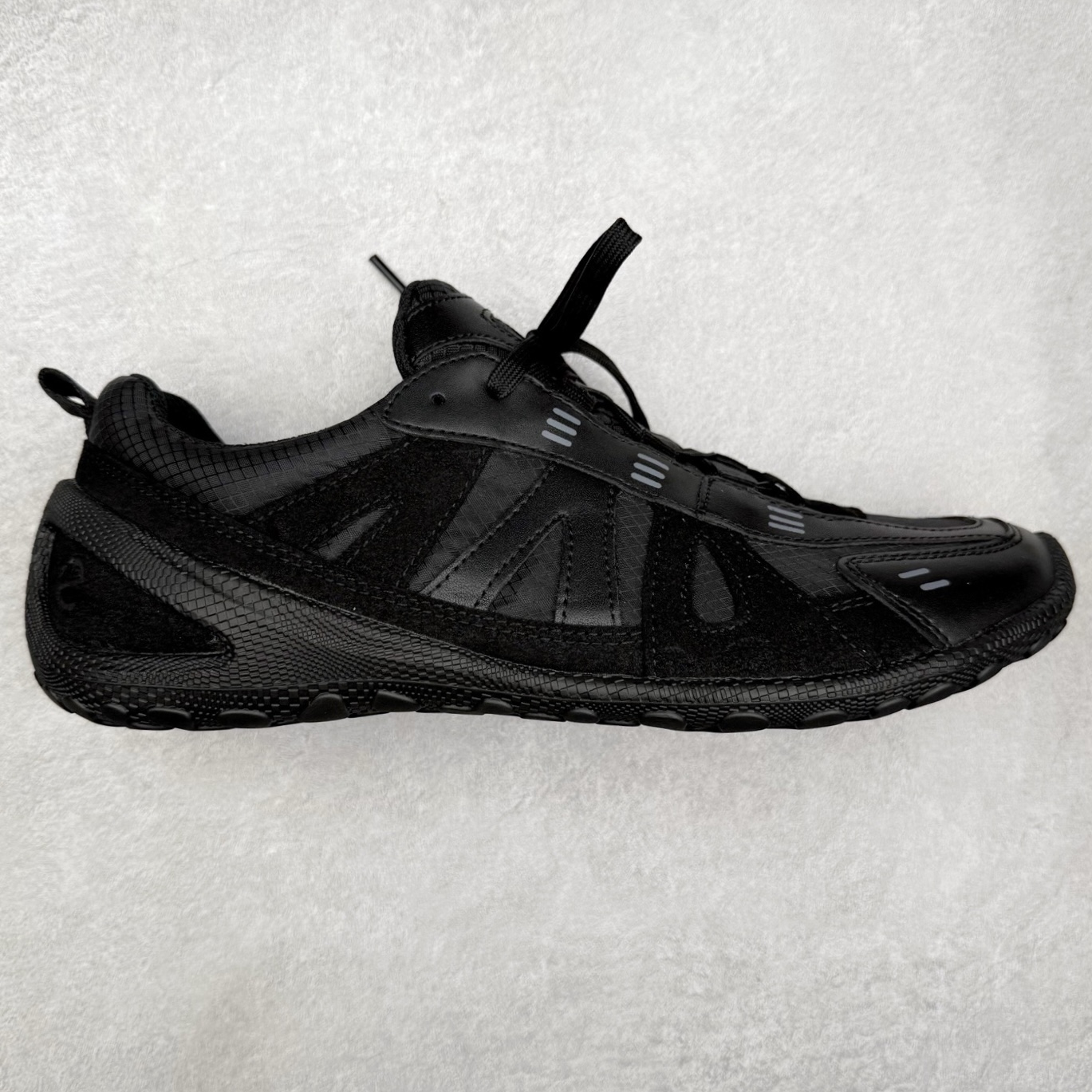 Ecco 爱步 BIOM LITE 皮革系带时尚耐磨低帮 户外功能鞋 ECCO以三大核心特征为依托：北欧设计风格、鞋履制作、积极的生活方式。北欧设计风格：北欧设计特点是独特、有格调、实用和简约，并且品质优良。鞋履制作：ECCO钟爱鞋履制作以及一切与鞋履制作相关的事物。积极的生活方式：ECCO的创始人希望制作出的鞋履无需磨合，即可完美贴合脚型，帮助人们享受行走的乐趣。ECCO的成功源自其产品质量和创新的技术水平，恪守“鞋遵循双足”的设计理念，将的舒适度和风格融为一体。ECCO跑遍全世界寻找创新的原料。从制革制鞋一体化的设置，源头上控制皮革质量，确保对人体无害。 尺码：36 37 38 39 40 41 42 43 44 45（皮鞋码）-选品中心