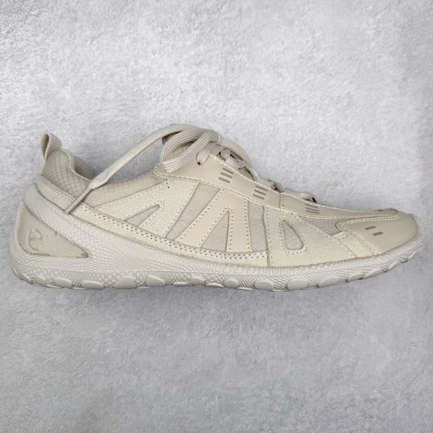 Ecco 爱步 BIOM LITE 皮革系带时尚耐磨低帮 户外功能鞋 ECCO以三大核心特征为依托：北欧设计风格、鞋履制作、积极的生活方式。北欧设计风格：北欧设计特点是独特、有格调、实用和简约，并且品质优良。鞋履制作：ECCO钟爱鞋履制作以及一切与鞋履制作相关的事物。积极的生活方式：ECCO的创始人希望制作出的鞋履无需磨合，即可完美贴合脚型，帮助人们享受行走的乐趣。ECCO的成功源自其产品质量和创新的技术水平，恪守“鞋遵循双足”的设计理念，将的舒适度和风格融为一体。ECCO跑遍全世界寻找创新的原料。从制革制鞋一体化的设置，源头上控制皮革质量，确保对人体无害。 尺码：36 37 38 39 40 41 42 43 44 45（皮鞋码）-选品中心