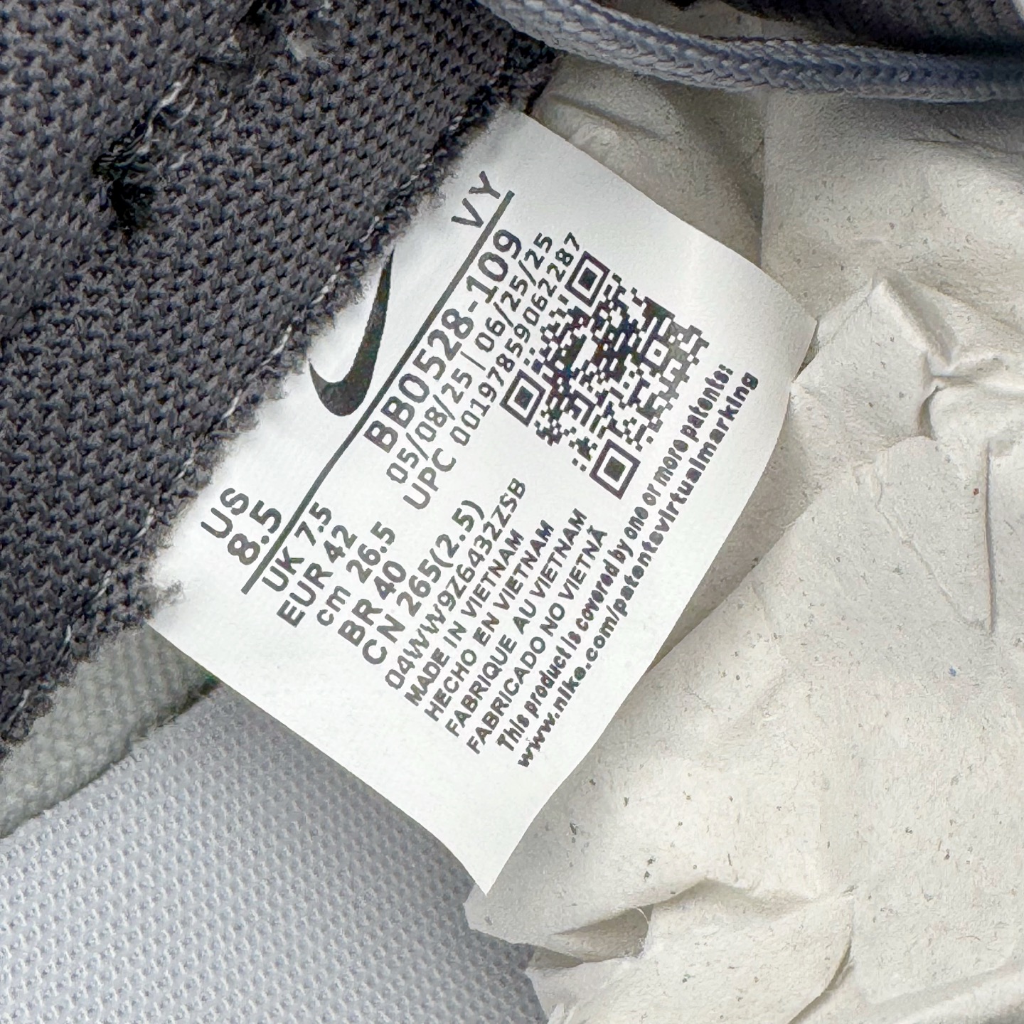 图片[12]-＃YC纯原 NK Dunk Low 星霾 BB0528-109 此款整体轮廓秉承Dunk经典血脉，以米白鞋面模拟破晓时分的洁净天光，高级灰调复刻坠入晨雾的星痕，仿佛将黎明前未散尽的雾气与夜空的深邃蓝调混合，呈现出高级而静谧的质感，黑色Swoosh采用质感荔枝纹路勾勒，如一道划过天际的流星轨迹，于纯净白昼，捕获星尘余烬。定制系列天花板 无原鞋不开发 全系列得物原鞋一比一校对开发 配色持续更新中 终端对接 优势输出 全套原厂楦头原纸板数据档案倾力打造 原汁原味莞产 极致还原 圈内最强针车工艺 高端零售指定版 广东原厂配套原盒原标 鞋盒分三个尺码段 原厂冲刀 超高清洁度 全鞋零毛边皮料切割 采用原厂百宏鞋带以及原厂百宏织唛舌标 内标可供原厂几率过验 进口原装条纹中底布 四线拉帮白色点胶 原厂拉帮手法遵循公司 原厂电绣 极致还原 尺码：36 36.5 37.5 38 38.5 39 40 40.5 41 42 42.5 43 44 44.5 45 46-选品中心