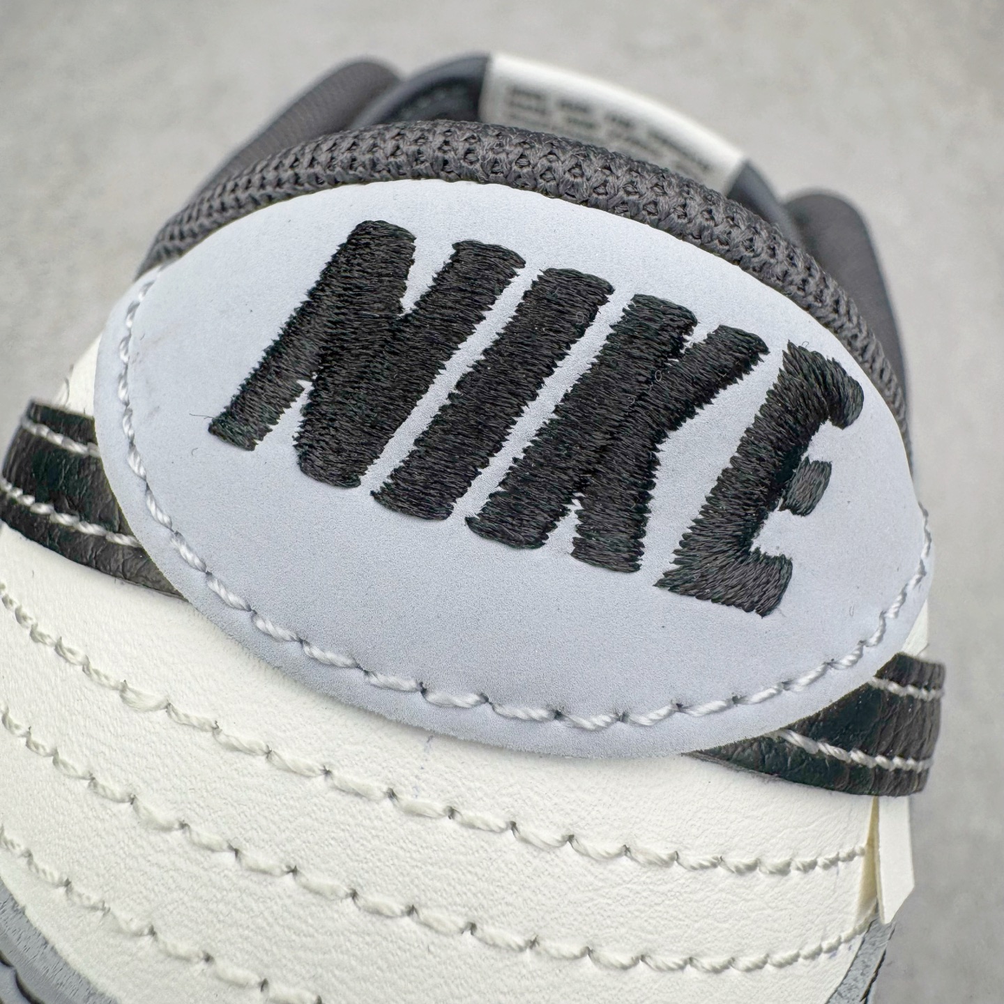 图片[15]-＃YC纯原 NK Dunk Low 星霾 BB0528-109 此款整体轮廓秉承Dunk经典血脉，以米白鞋面模拟破晓时分的洁净天光，高级灰调复刻坠入晨雾的星痕，仿佛将黎明前未散尽的雾气与夜空的深邃蓝调混合，呈现出高级而静谧的质感，黑色Swoosh采用质感荔枝纹路勾勒，如一道划过天际的流星轨迹，于纯净白昼，捕获星尘余烬。定制系列天花板 无原鞋不开发 全系列得物原鞋一比一校对开发 配色持续更新中 终端对接 优势输出 全套原厂楦头原纸板数据档案倾力打造 原汁原味莞产 极致还原 圈内最强针车工艺 高端零售指定版 广东原厂配套原盒原标 鞋盒分三个尺码段 原厂冲刀 超高清洁度 全鞋零毛边皮料切割 采用原厂百宏鞋带以及原厂百宏织唛舌标 内标可供原厂几率过验 进口原装条纹中底布 四线拉帮白色点胶 原厂拉帮手法遵循公司 原厂电绣 极致还原 尺码：36 36.5 37.5 38 38.5 39 40 40.5 41 42 42.5 43 44 44.5 45 46-选品中心