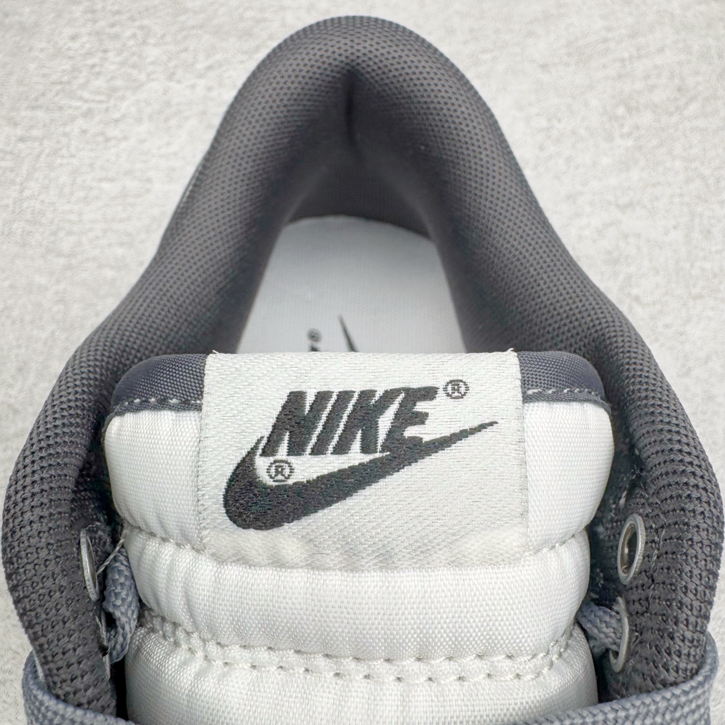 图片[13]-＃YC纯原 NK Dunk Low 星霾 BB0528-109 此款整体轮廓秉承Dunk经典血脉，以米白鞋面模拟破晓时分的洁净天光，高级灰调复刻坠入晨雾的星痕，仿佛将黎明前未散尽的雾气与夜空的深邃蓝调混合，呈现出高级而静谧的质感，黑色Swoosh采用质感荔枝纹路勾勒，如一道划过天际的流星轨迹，于纯净白昼，捕获星尘余烬。定制系列天花板 无原鞋不开发 全系列得物原鞋一比一校对开发 配色持续更新中 终端对接 优势输出 全套原厂楦头原纸板数据档案倾力打造 原汁原味莞产 极致还原 圈内最强针车工艺 高端零售指定版 广东原厂配套原盒原标 鞋盒分三个尺码段 原厂冲刀 超高清洁度 全鞋零毛边皮料切割 采用原厂百宏鞋带以及原厂百宏织唛舌标 内标可供原厂几率过验 进口原装条纹中底布 四线拉帮白色点胶 原厂拉帮手法遵循公司 原厂电绣 极致还原 尺码：36 36.5 37.5 38 38.5 39 40 40.5 41 42 42.5 43 44 44.5 45 46-选品中心