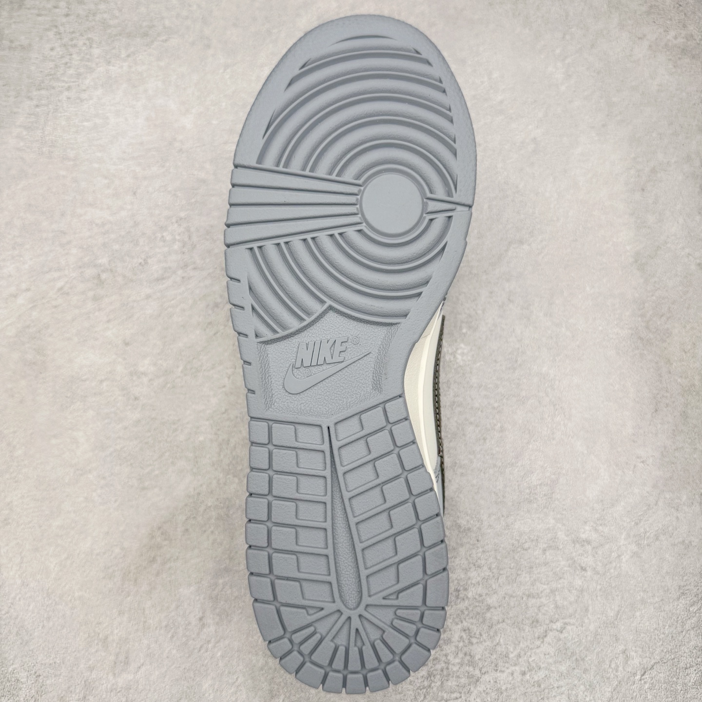 图片[9]-＃YC纯原 NK Dunk Low 星霾 BB0528-109 此款整体轮廓秉承Dunk经典血脉，以米白鞋面模拟破晓时分的洁净天光，高级灰调复刻坠入晨雾的星痕，仿佛将黎明前未散尽的雾气与夜空的深邃蓝调混合，呈现出高级而静谧的质感，黑色Swoosh采用质感荔枝纹路勾勒，如一道划过天际的流星轨迹，于纯净白昼，捕获星尘余烬。定制系列天花板 无原鞋不开发 全系列得物原鞋一比一校对开发 配色持续更新中 终端对接 优势输出 全套原厂楦头原纸板数据档案倾力打造 原汁原味莞产 极致还原 圈内最强针车工艺 高端零售指定版 广东原厂配套原盒原标 鞋盒分三个尺码段 原厂冲刀 超高清洁度 全鞋零毛边皮料切割 采用原厂百宏鞋带以及原厂百宏织唛舌标 内标可供原厂几率过验 进口原装条纹中底布 四线拉帮白色点胶 原厂拉帮手法遵循公司 原厂电绣 极致还原 尺码：36 36.5 37.5 38 38.5 39 40 40.5 41 42 42.5 43 44 44.5 45 46-选品中心