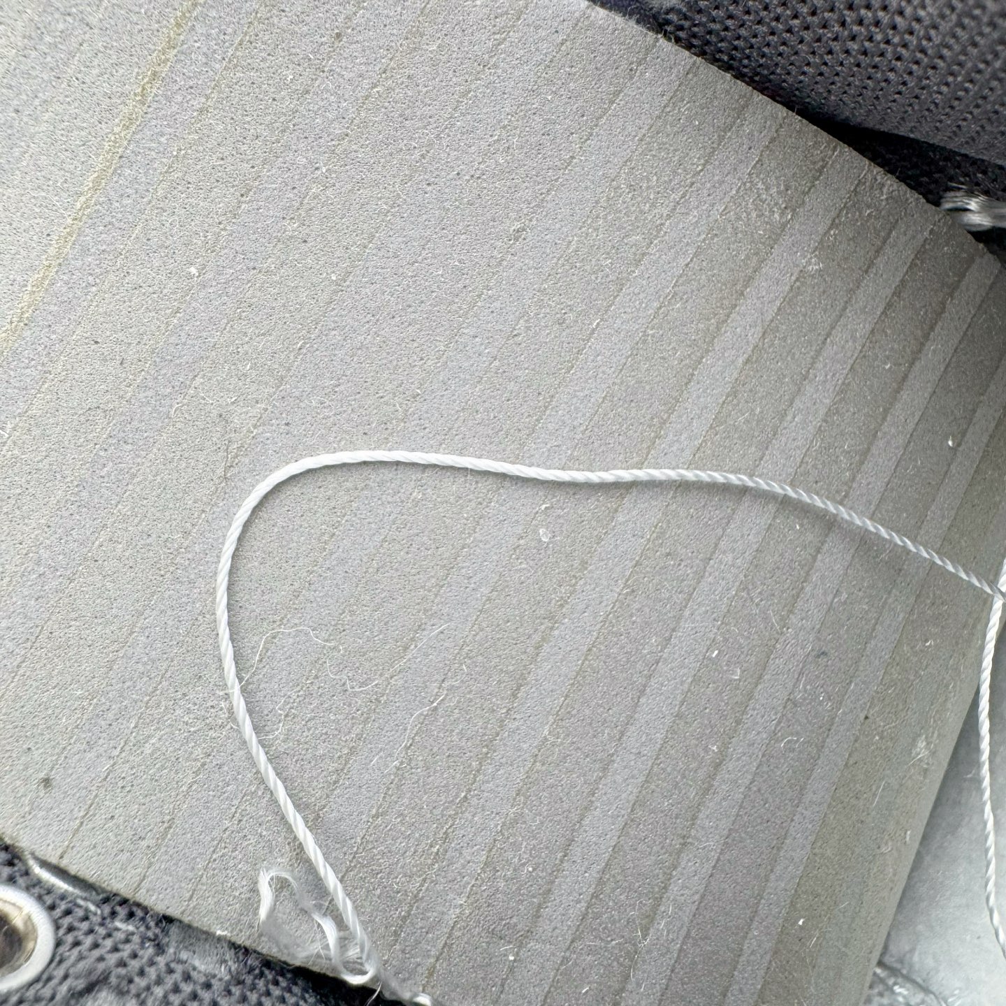 图片[10]-＃YC纯原 NK Dunk Low 星霾 BB0528-109 此款整体轮廓秉承Dunk经典血脉，以米白鞋面模拟破晓时分的洁净天光，高级灰调复刻坠入晨雾的星痕，仿佛将黎明前未散尽的雾气与夜空的深邃蓝调混合，呈现出高级而静谧的质感，黑色Swoosh采用质感荔枝纹路勾勒，如一道划过天际的流星轨迹，于纯净白昼，捕获星尘余烬。定制系列天花板 无原鞋不开发 全系列得物原鞋一比一校对开发 配色持续更新中 终端对接 优势输出 全套原厂楦头原纸板数据档案倾力打造 原汁原味莞产 极致还原 圈内最强针车工艺 高端零售指定版 广东原厂配套原盒原标 鞋盒分三个尺码段 原厂冲刀 超高清洁度 全鞋零毛边皮料切割 采用原厂百宏鞋带以及原厂百宏织唛舌标 内标可供原厂几率过验 进口原装条纹中底布 四线拉帮白色点胶 原厂拉帮手法遵循公司 原厂电绣 极致还原 尺码：36 36.5 37.5 38 38.5 39 40 40.5 41 42 42.5 43 44 44.5 45 46-选品中心