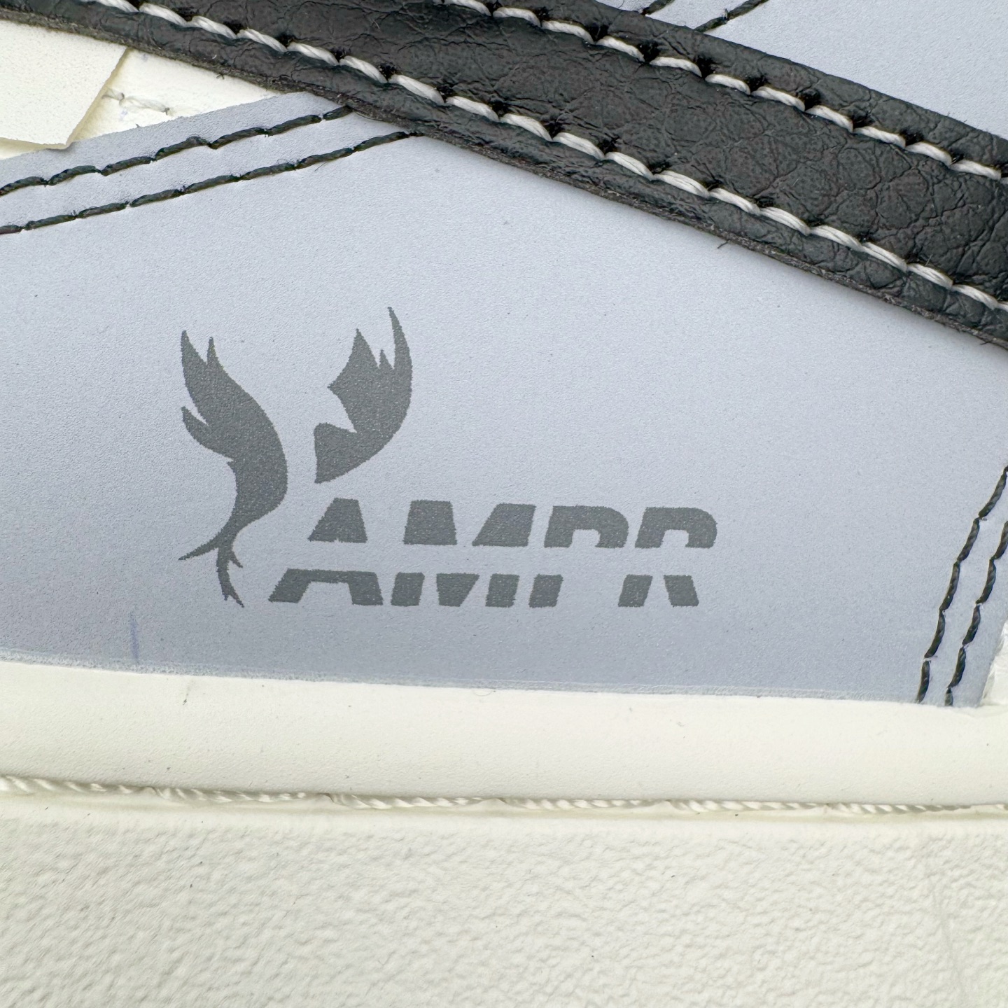 图片[17]-＃YC纯原 NK Dunk Low 星霾 BB0528-109 此款整体轮廓秉承Dunk经典血脉，以米白鞋面模拟破晓时分的洁净天光，高级灰调复刻坠入晨雾的星痕，仿佛将黎明前未散尽的雾气与夜空的深邃蓝调混合，呈现出高级而静谧的质感，黑色Swoosh采用质感荔枝纹路勾勒，如一道划过天际的流星轨迹，于纯净白昼，捕获星尘余烬。定制系列天花板 无原鞋不开发 全系列得物原鞋一比一校对开发 配色持续更新中 终端对接 优势输出 全套原厂楦头原纸板数据档案倾力打造 原汁原味莞产 极致还原 圈内最强针车工艺 高端零售指定版 广东原厂配套原盒原标 鞋盒分三个尺码段 原厂冲刀 超高清洁度 全鞋零毛边皮料切割 采用原厂百宏鞋带以及原厂百宏织唛舌标 内标可供原厂几率过验 进口原装条纹中底布 四线拉帮白色点胶 原厂拉帮手法遵循公司 原厂电绣 极致还原 尺码：36 36.5 37.5 38 38.5 39 40 40.5 41 42 42.5 43 44 44.5 45 46-选品中心