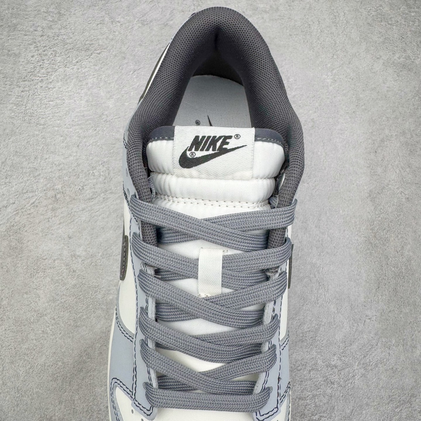 图片[5]-＃YC纯原 NK Dunk Low 星霾 BB0528-109 此款整体轮廓秉承Dunk经典血脉，以米白鞋面模拟破晓时分的洁净天光，高级灰调复刻坠入晨雾的星痕，仿佛将黎明前未散尽的雾气与夜空的深邃蓝调混合，呈现出高级而静谧的质感，黑色Swoosh采用质感荔枝纹路勾勒，如一道划过天际的流星轨迹，于纯净白昼，捕获星尘余烬。定制系列天花板 无原鞋不开发 全系列得物原鞋一比一校对开发 配色持续更新中 终端对接 优势输出 全套原厂楦头原纸板数据档案倾力打造 原汁原味莞产 极致还原 圈内最强针车工艺 高端零售指定版 广东原厂配套原盒原标 鞋盒分三个尺码段 原厂冲刀 超高清洁度 全鞋零毛边皮料切割 采用原厂百宏鞋带以及原厂百宏织唛舌标 内标可供原厂几率过验 进口原装条纹中底布 四线拉帮白色点胶 原厂拉帮手法遵循公司 原厂电绣 极致还原 尺码：36 36.5 37.5 38 38.5 39 40 40.5 41 42 42.5 43 44 44.5 45 46-选品中心