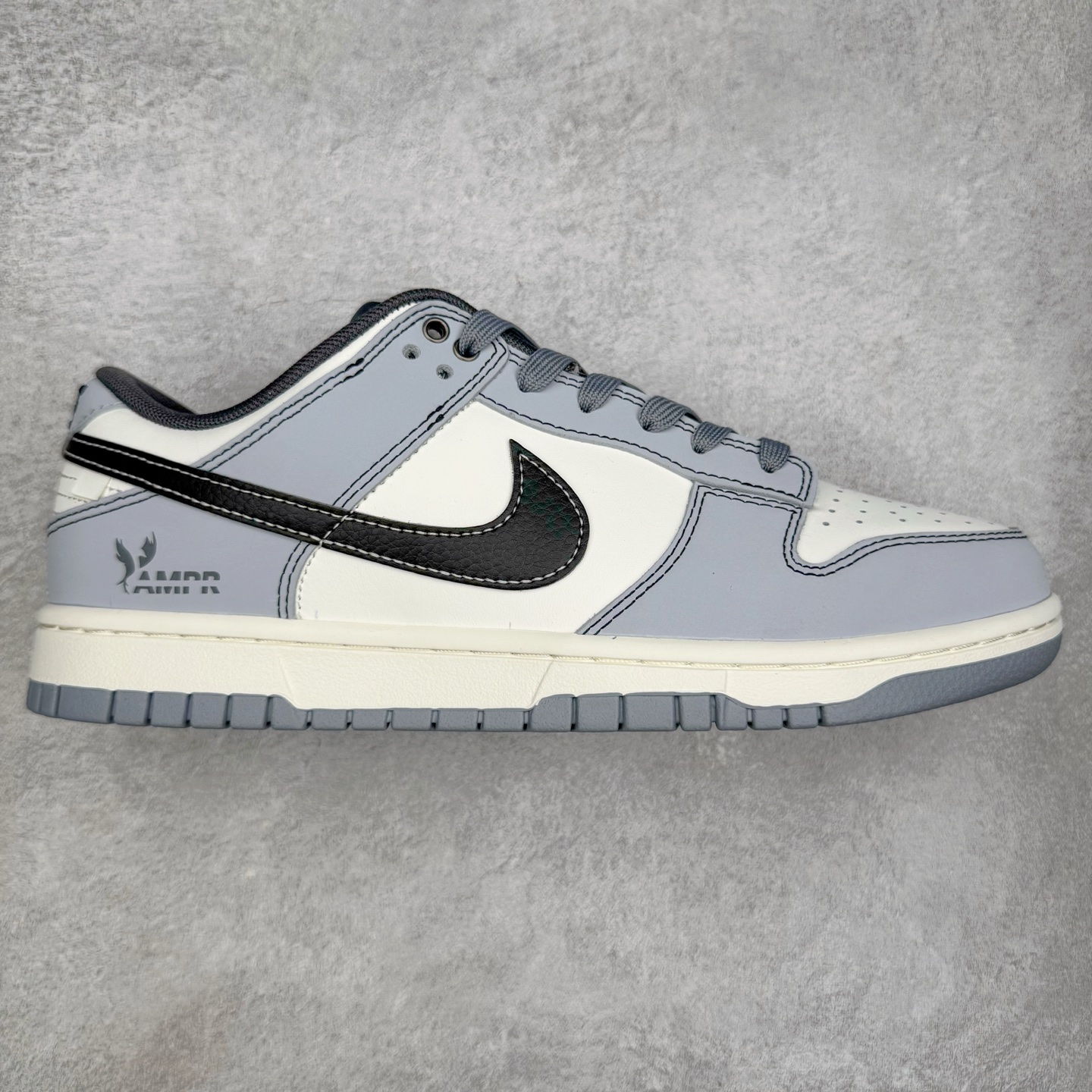 ＃YC纯原 NK Dunk Low 星霾 BB0528-109 此款整体轮廓秉承Dunk经典血脉，以米白鞋面模拟破晓时分的洁净天光，高级灰调复刻坠入晨雾的星痕，仿佛将黎明前未散尽的雾气与夜空的深邃蓝调混合，呈现出高级而静谧的质感，黑色Swoosh采用质感荔枝纹路勾勒，如一道划过天际的流星轨迹，于纯净白昼，捕获星尘余烬。定制系列天花板 无原鞋不开发 全系列得物原鞋一比一校对开发 配色持续更新中 终端对接 优势输出 全套原厂楦头原纸板数据档案倾力打造 原汁原味莞产 极致还原 圈内最强针车工艺 高端零售指定版 广东原厂配套原盒原标 鞋盒分三个尺码段 原厂冲刀 超高清洁度 全鞋零毛边皮料切割 采用原厂百宏鞋带以及原厂百宏织唛舌标 内标可供原厂几率过验 进口原装条纹中底布 四线拉帮白色点胶 原厂拉帮手法遵循公司 原厂电绣 极致还原 尺码：36 36.5 37.5 38 38.5 39 40 40.5 41 42 42.5 43 44 44.5 45 46-选品中心
