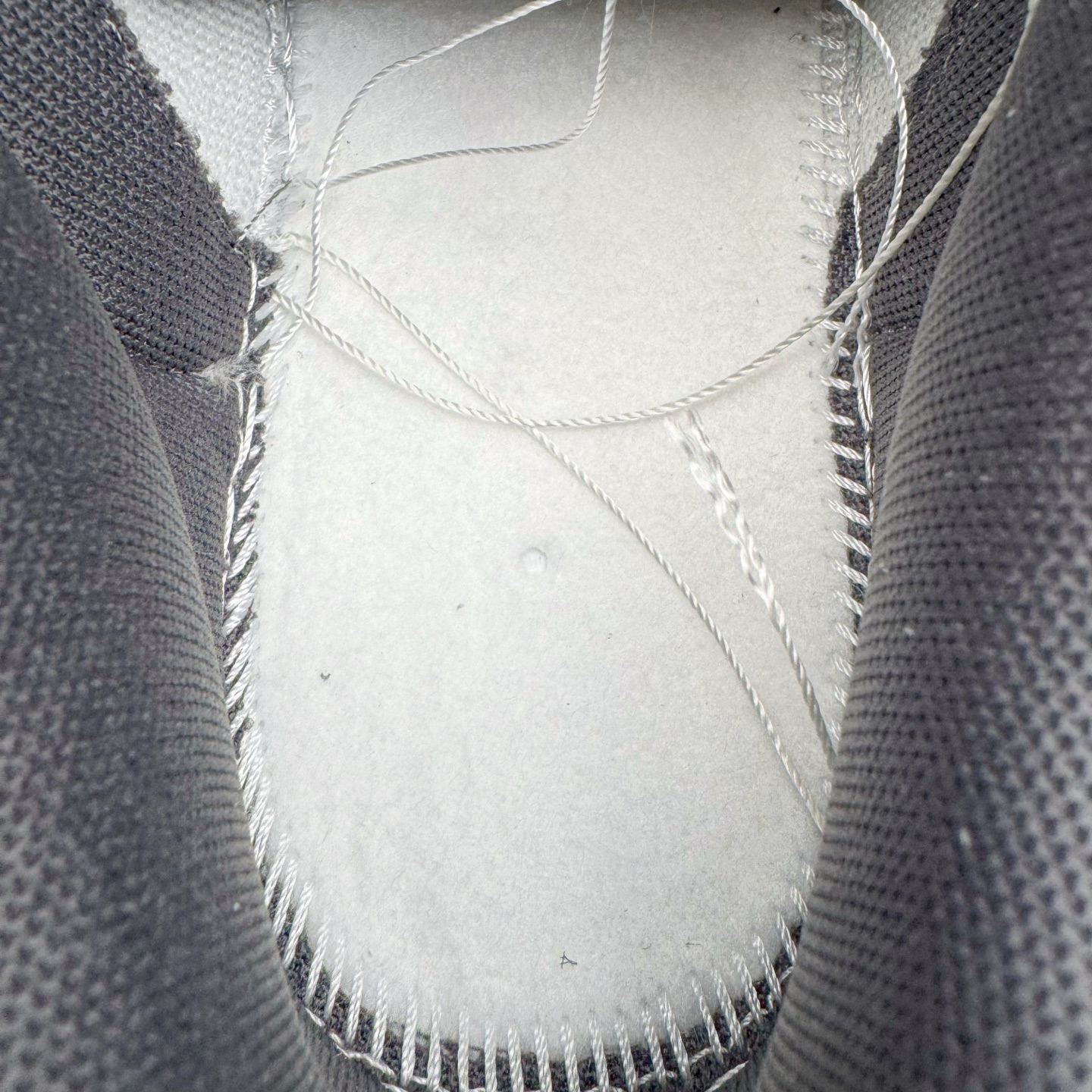 图片[11]-＃YC纯原 NK Dunk Low 星霾 BB0528-109 此款整体轮廓秉承Dunk经典血脉，以米白鞋面模拟破晓时分的洁净天光，高级灰调复刻坠入晨雾的星痕，仿佛将黎明前未散尽的雾气与夜空的深邃蓝调混合，呈现出高级而静谧的质感，黑色Swoosh采用质感荔枝纹路勾勒，如一道划过天际的流星轨迹，于纯净白昼，捕获星尘余烬。定制系列天花板 无原鞋不开发 全系列得物原鞋一比一校对开发 配色持续更新中 终端对接 优势输出 全套原厂楦头原纸板数据档案倾力打造 原汁原味莞产 极致还原 圈内最强针车工艺 高端零售指定版 广东原厂配套原盒原标 鞋盒分三个尺码段 原厂冲刀 超高清洁度 全鞋零毛边皮料切割 采用原厂百宏鞋带以及原厂百宏织唛舌标 内标可供原厂几率过验 进口原装条纹中底布 四线拉帮白色点胶 原厂拉帮手法遵循公司 原厂电绣 极致还原 尺码：36 36.5 37.5 38 38.5 39 40 40.5 41 42 42.5 43 44 44.5 45 46-选品中心